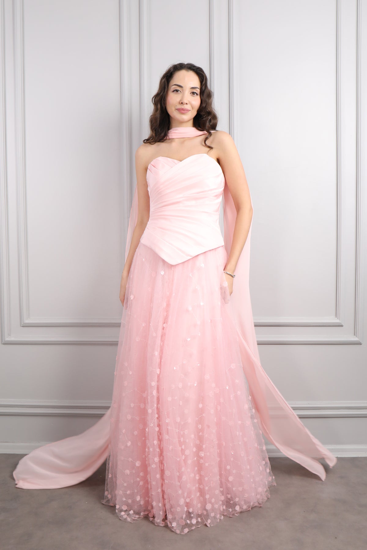 فستان سهرة سترابلس بتنورة تول وشال طويل -بمبي