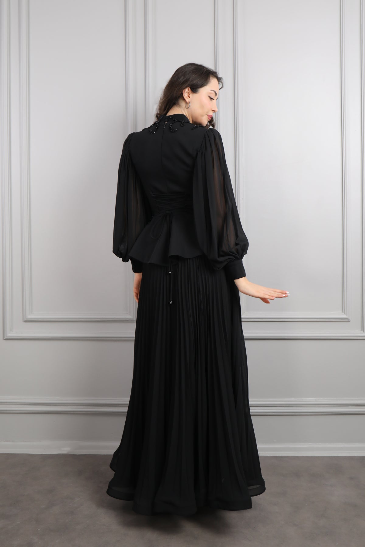 طقم تنورة بتكسيرات وتوب مزين بازرار وتطريزات خرزية -اسود