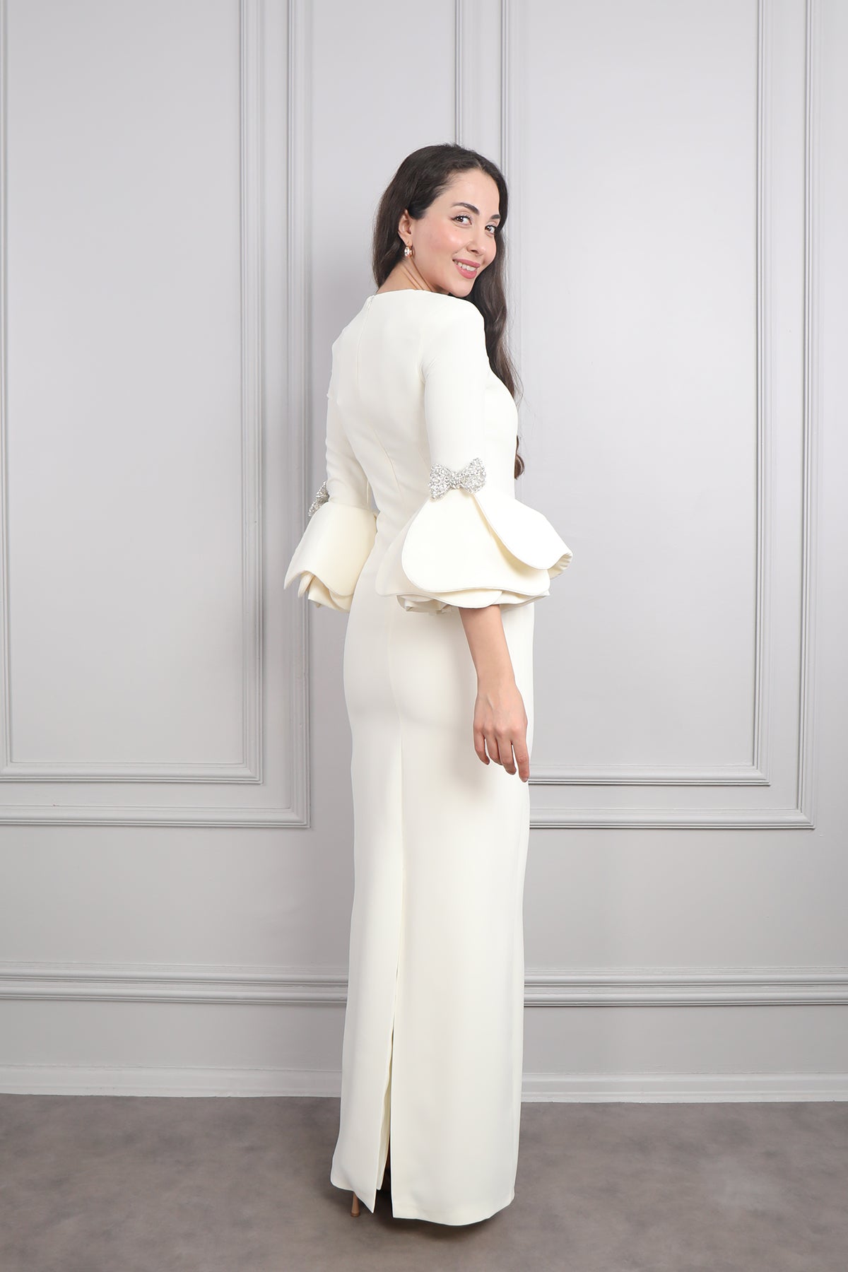 فستان سهرة بياقة مربعة و اكمام منتفخة بفيونكة كريستالية -سكري