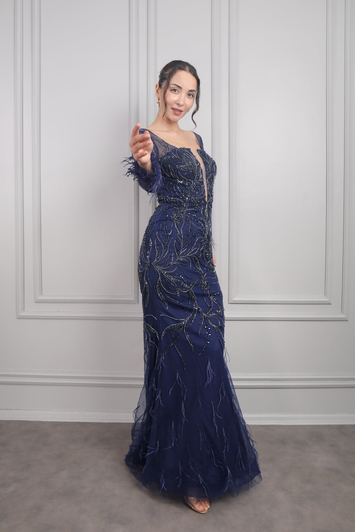 فستان سهرة باكمام شفافة كطرز بالخرز مع تفاصيل ريش من "المجموعة الخاصة" -كحلي