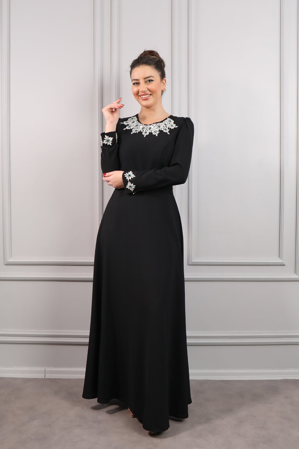 فستان سهرة حجاب مع حزام على الخصر وتفاصيل كريستال في الياقة والاكمام مقاس كبير -اسود