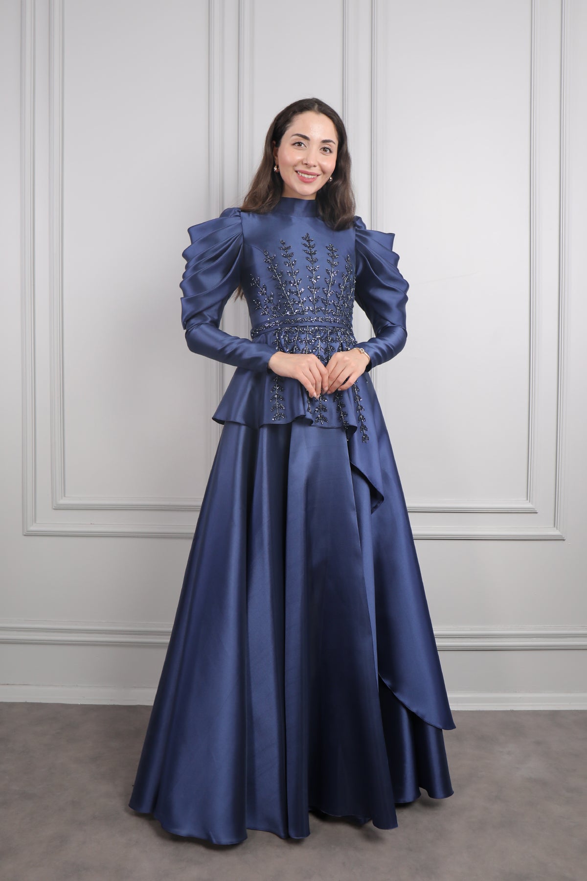 فستان سهرة خناقي بتطريزات خرزية وتفاصيل طبقات في الاكتاف -كحلي