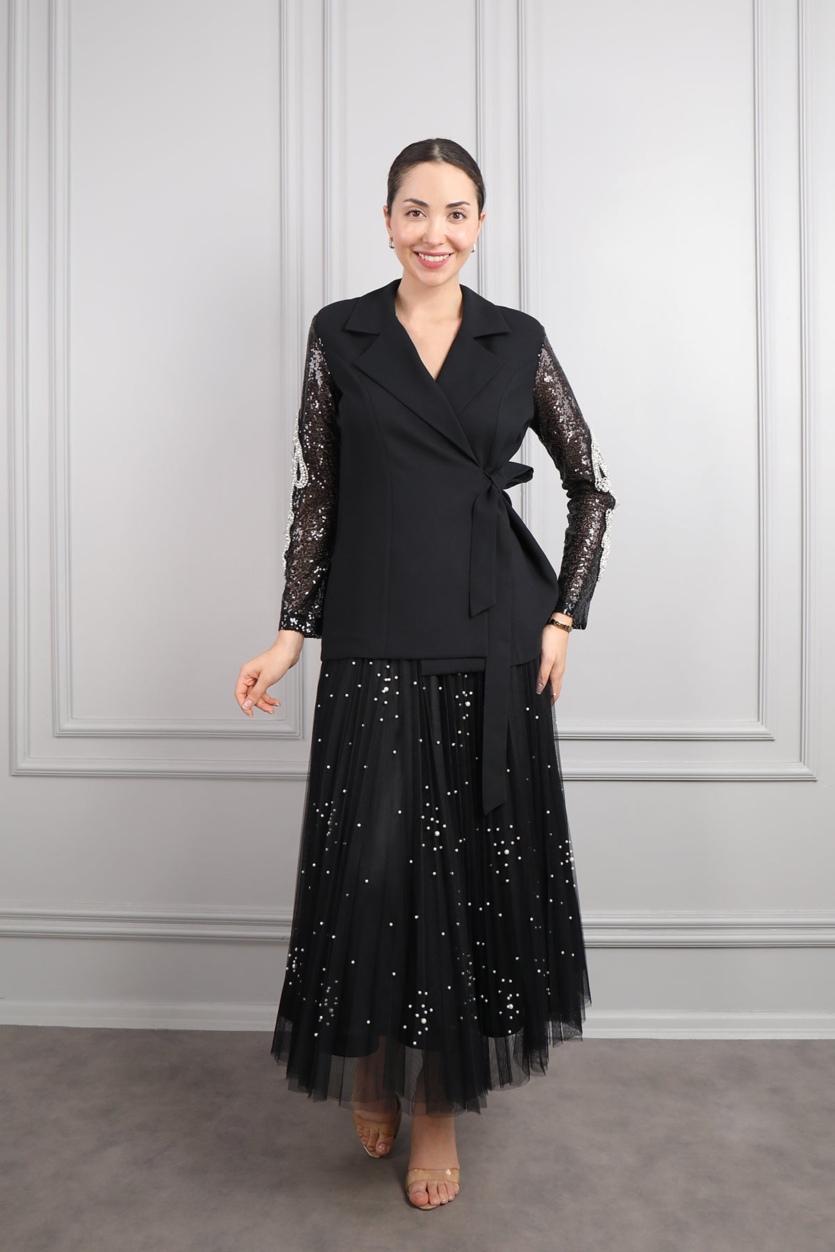 طقم تنورة مزينة باللؤلؤ وجاكيت باكمام لامعة مطرزة بالترتر واللؤلؤ -اسود
