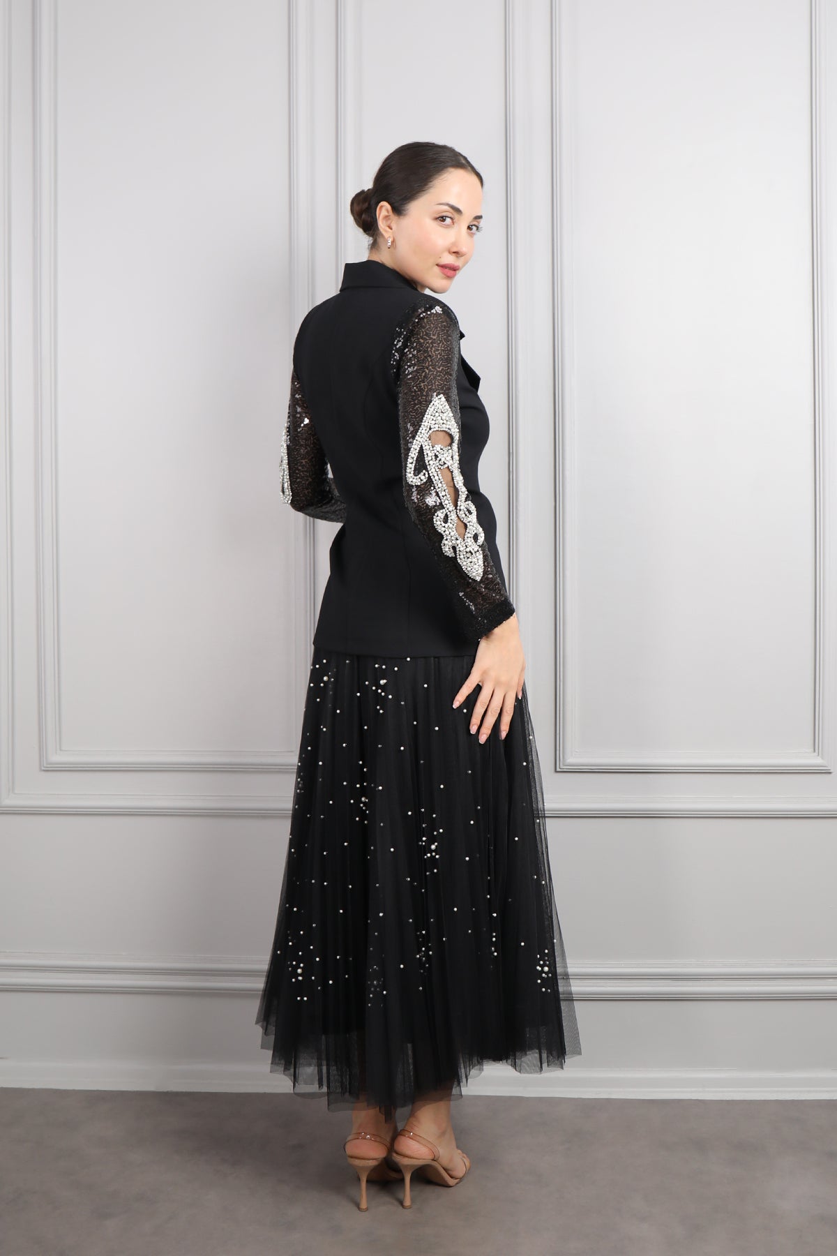 طقم تنورة مزينة باللؤلؤ وجاكيت باكمام لامعة مطرزة بالترتر واللؤلؤ -اسود