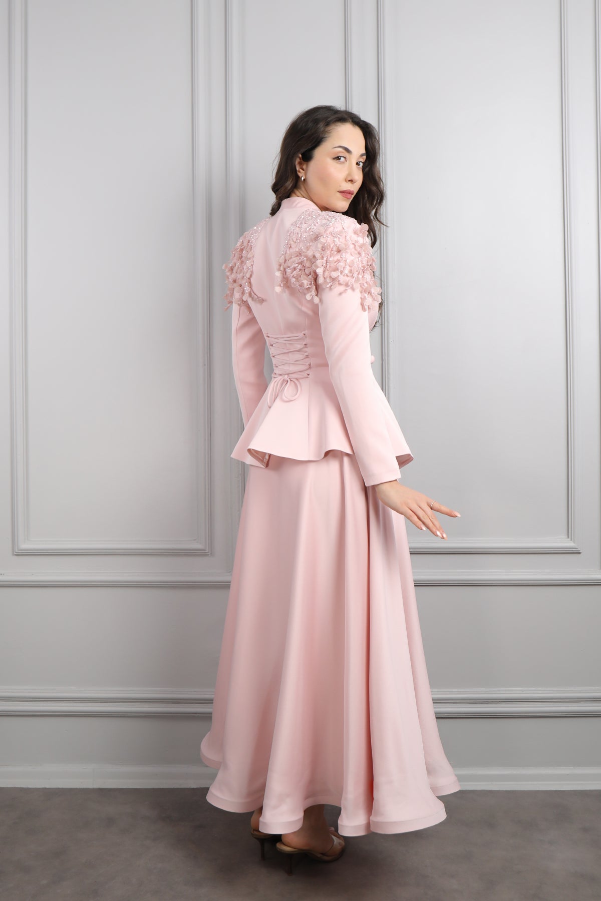 طقم تنورة ساتان وجاكيت مزين بورود عالاكتاف -بمبي