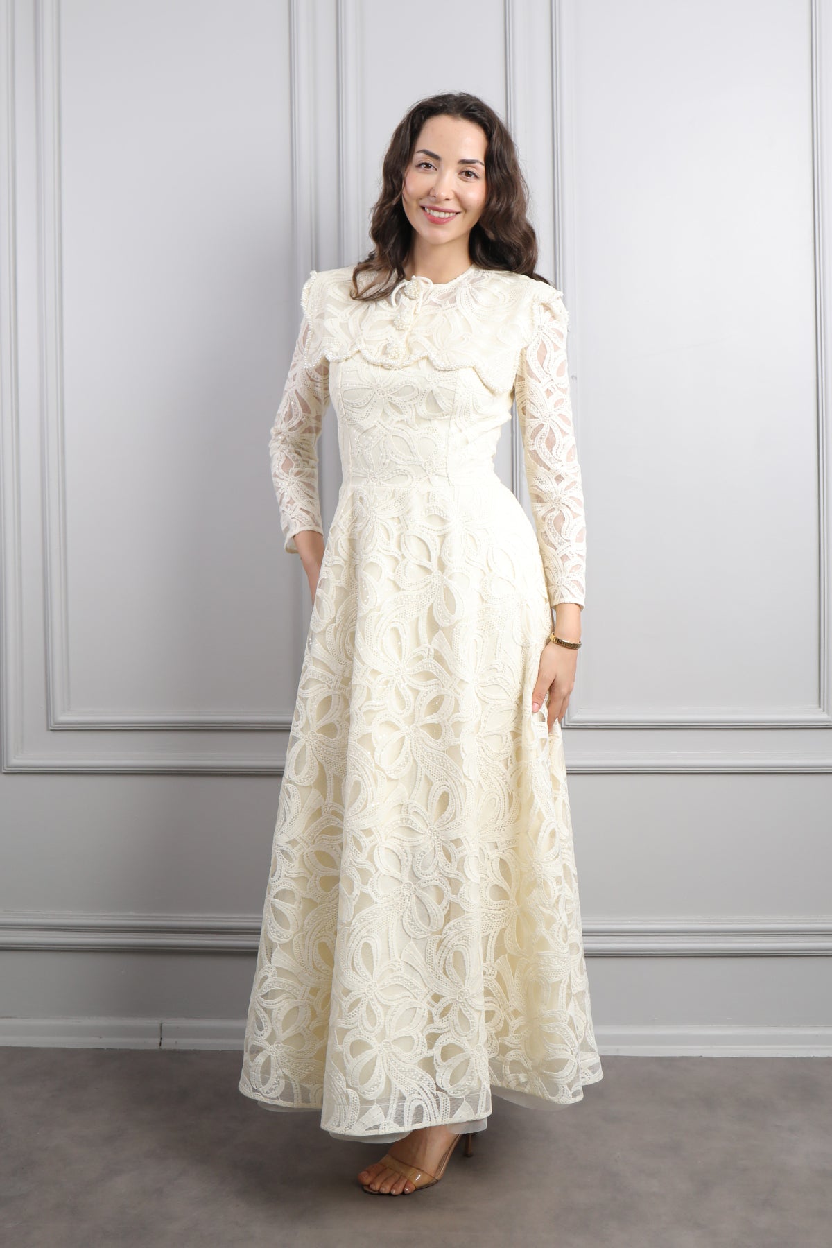 فستان ميدي بتفاصيل دانتيلية بياقة اطفال مزين بازرار خرزية -سكري