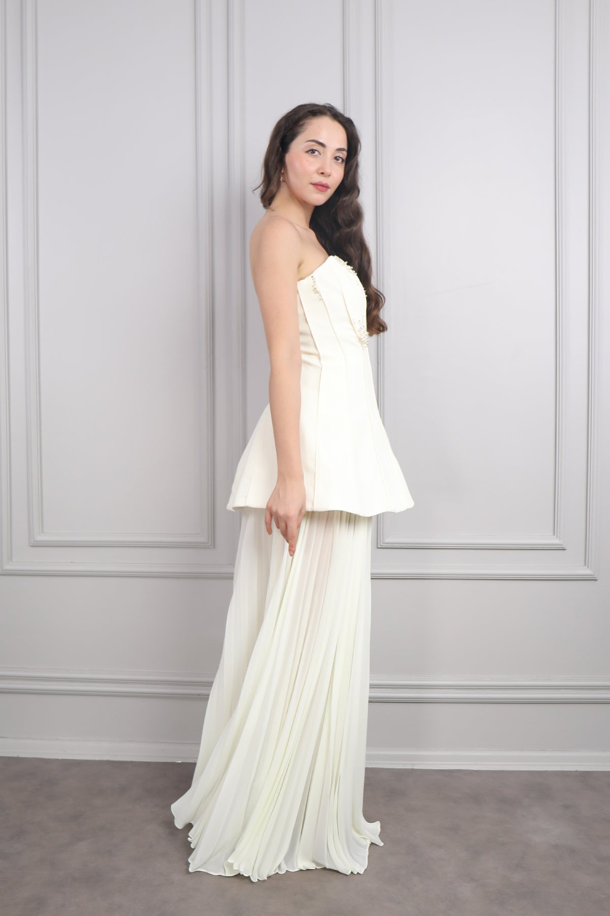 فستان سهرة سترابلس بتطريزات لؤلؤية وتنورة شيفون بتكسيرات -بيج