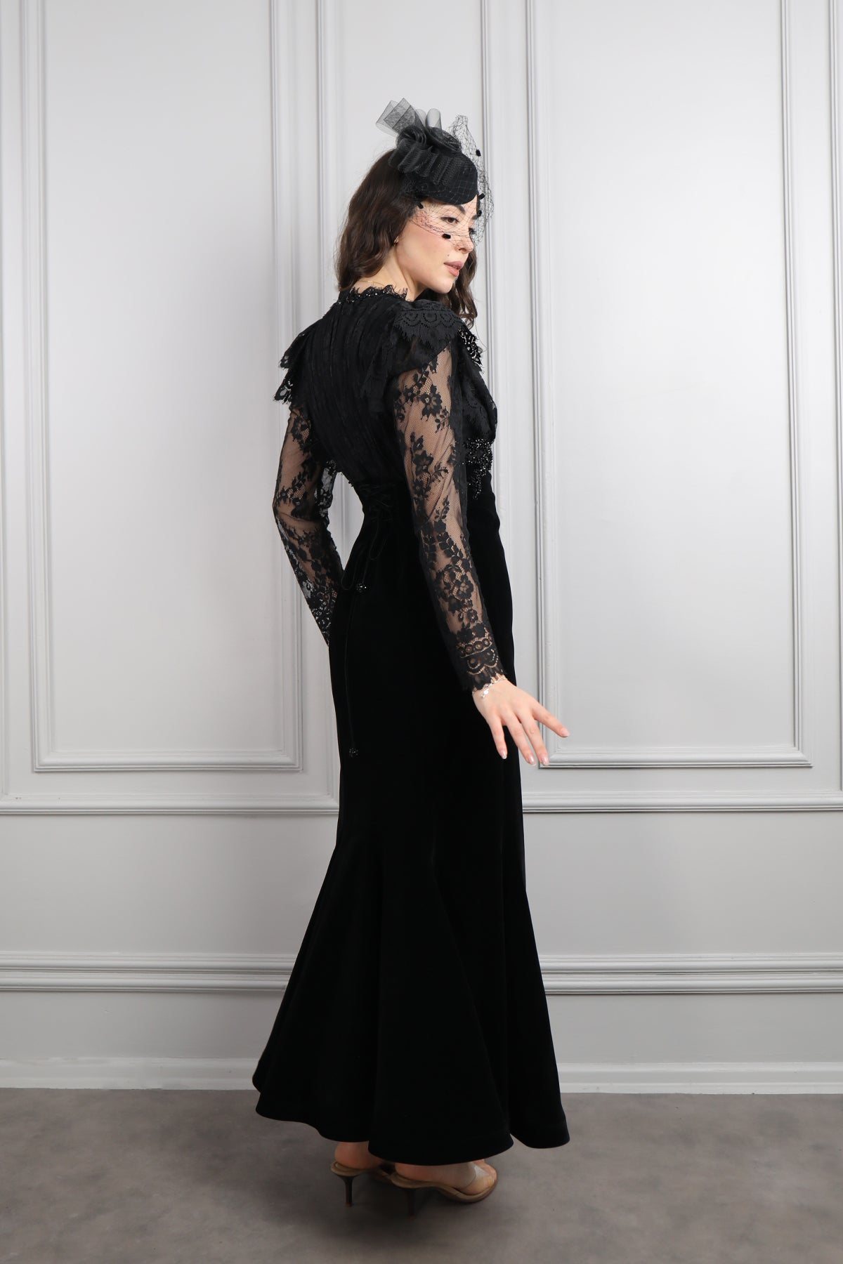 فستان مخملي بتفاصيل دانتيل واكمام شفافة مزين بالخرز مع اكسسوار للشعر -اسود