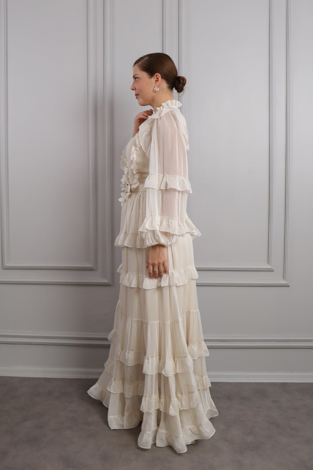 فستان شيفون بياقة تنربط بتفاصيل زهور وحزام على الخصر مقاس كبير -بيج