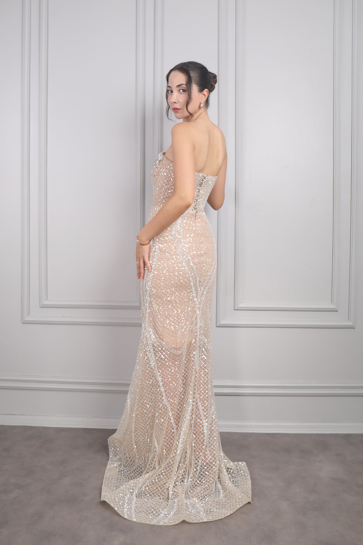 فستان سهرة سترابلس بتصميم عباءة مطرز بالكامل من "المجموعة الخاصة" -بيج