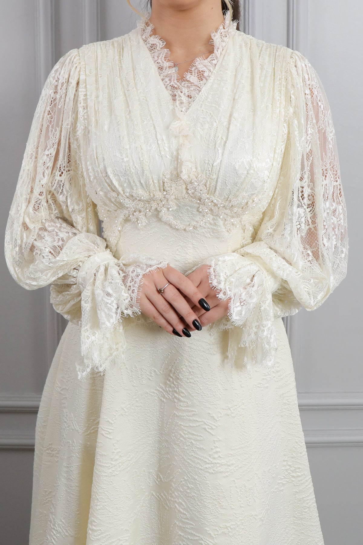 فستان ميدي باكمام شفافة مطرز باللؤلؤ في الخصر -سكري