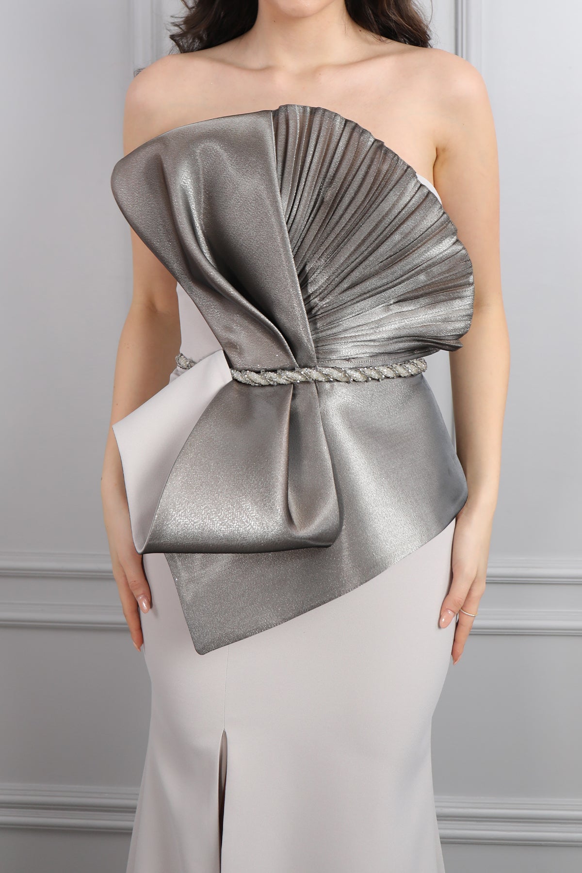 فستان سهرة سترابلس بتصميم فيونكة امامية وحزام لامع مقاس كبير- رمادي