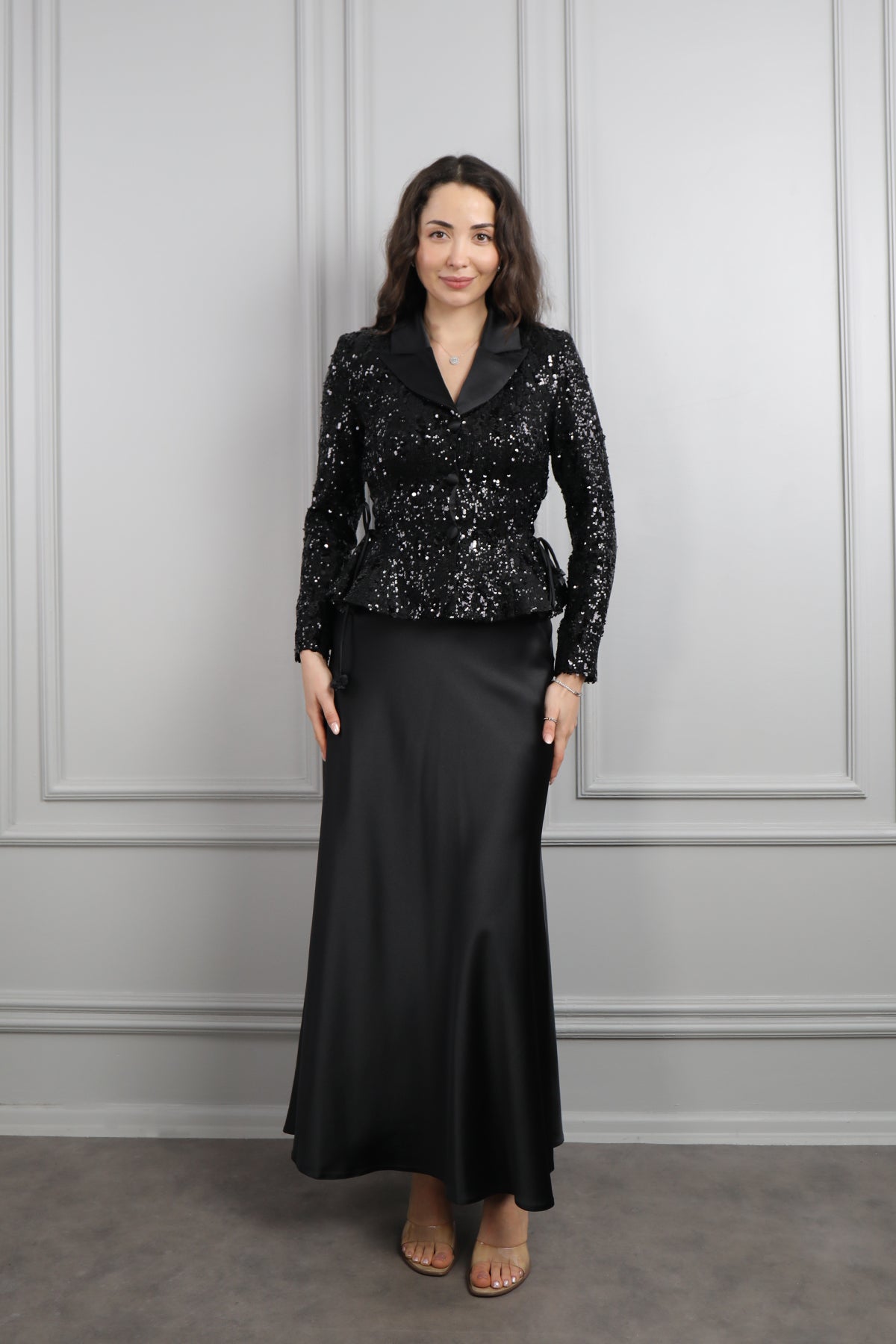 طقم تنورة ساتان وجاكيت مطرز بالترتر -اسود