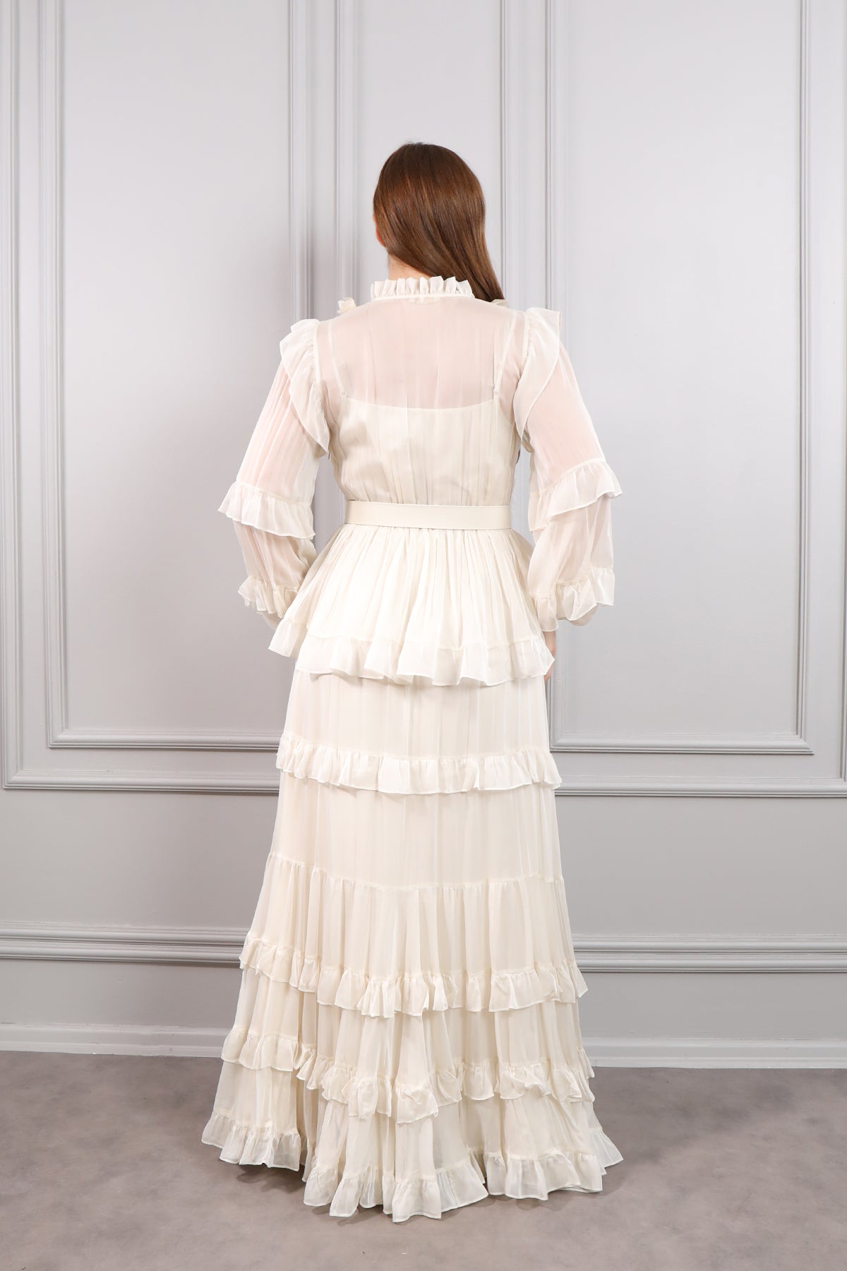 فستان شيفون بياقة تنربط بتفاصيل زهور وحزام على الخصر مقاس كبير -سكري