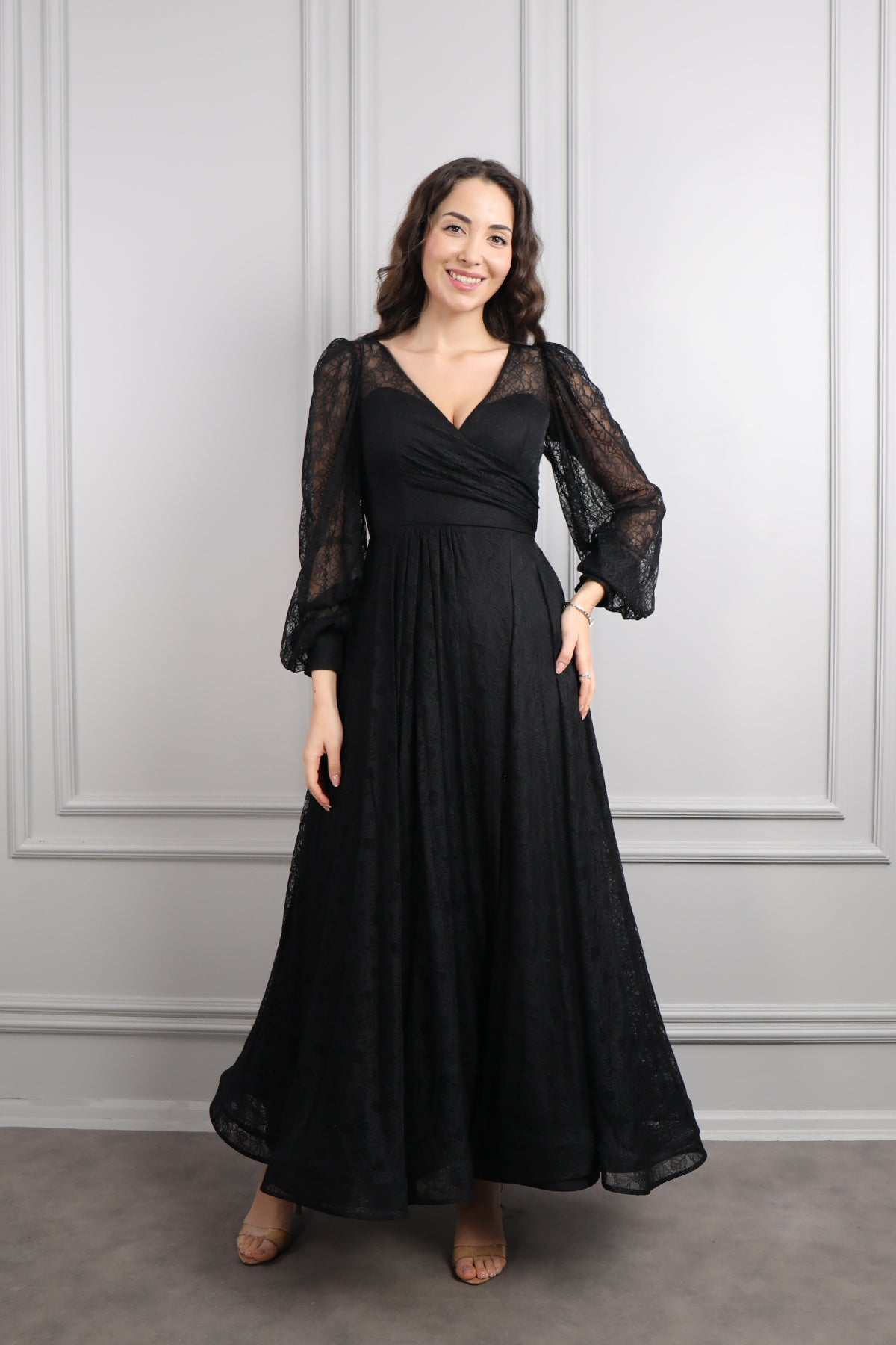 فستان سهرة دانتيل بياقة مثلثة واكمام واسعة مقاس كبير -اسود