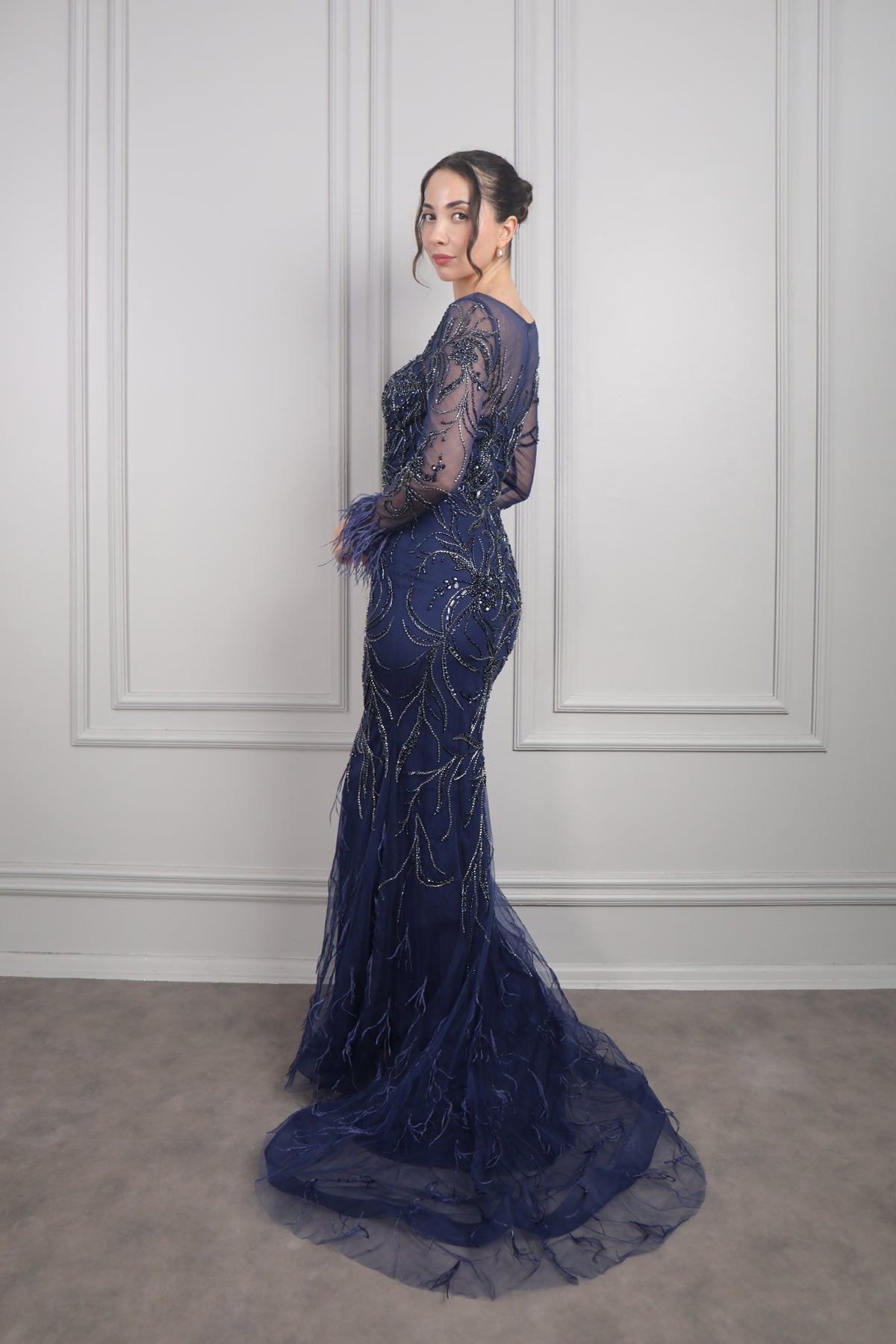 فستان سهرة باكمام شفافة كطرز بالخرز مع تفاصيل ريش من "المجموعة الخاصة" -كحلي