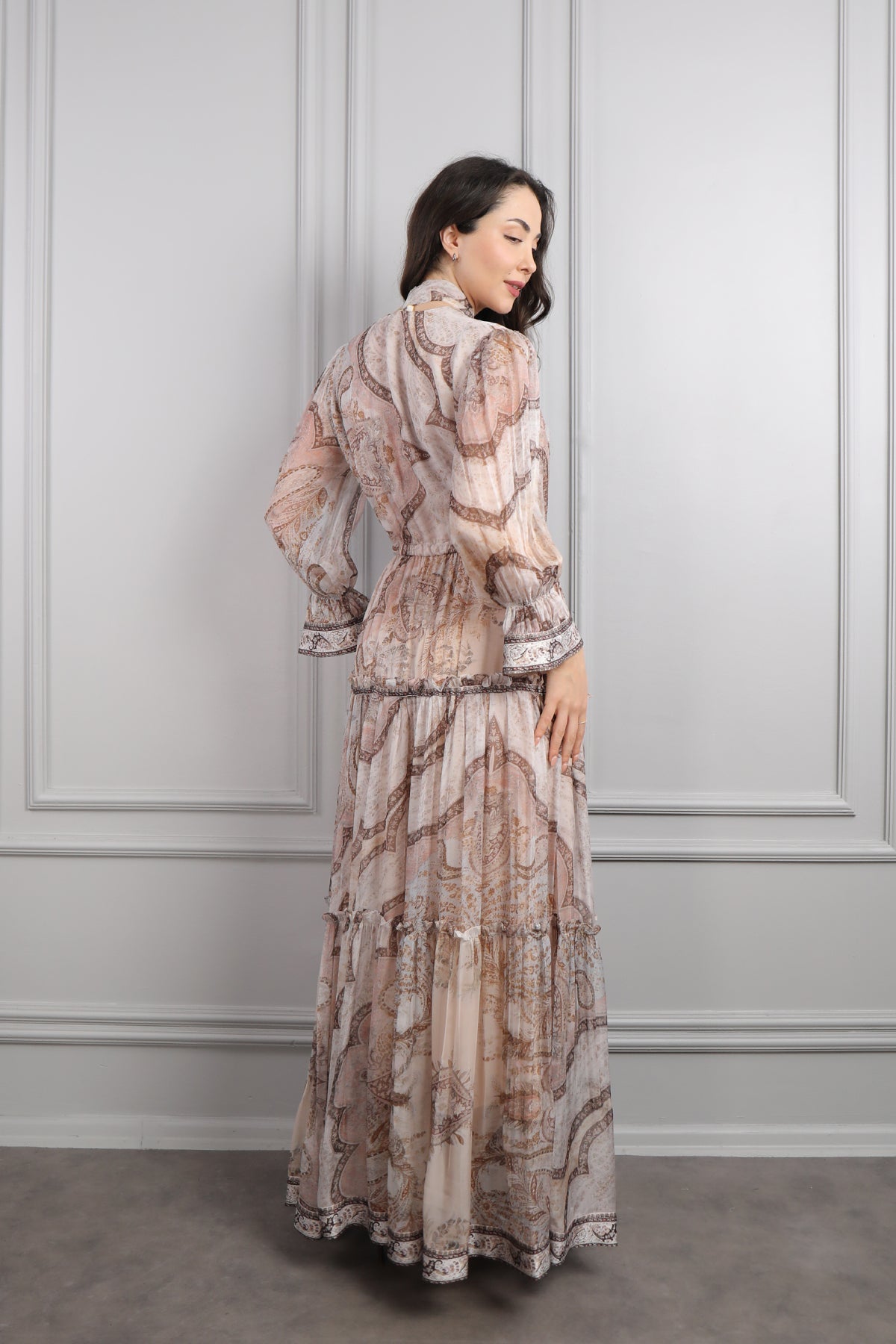 فستان شيفون بتفاصيل كشكشة وياقة تنربط مع حزام عالخصر -بني