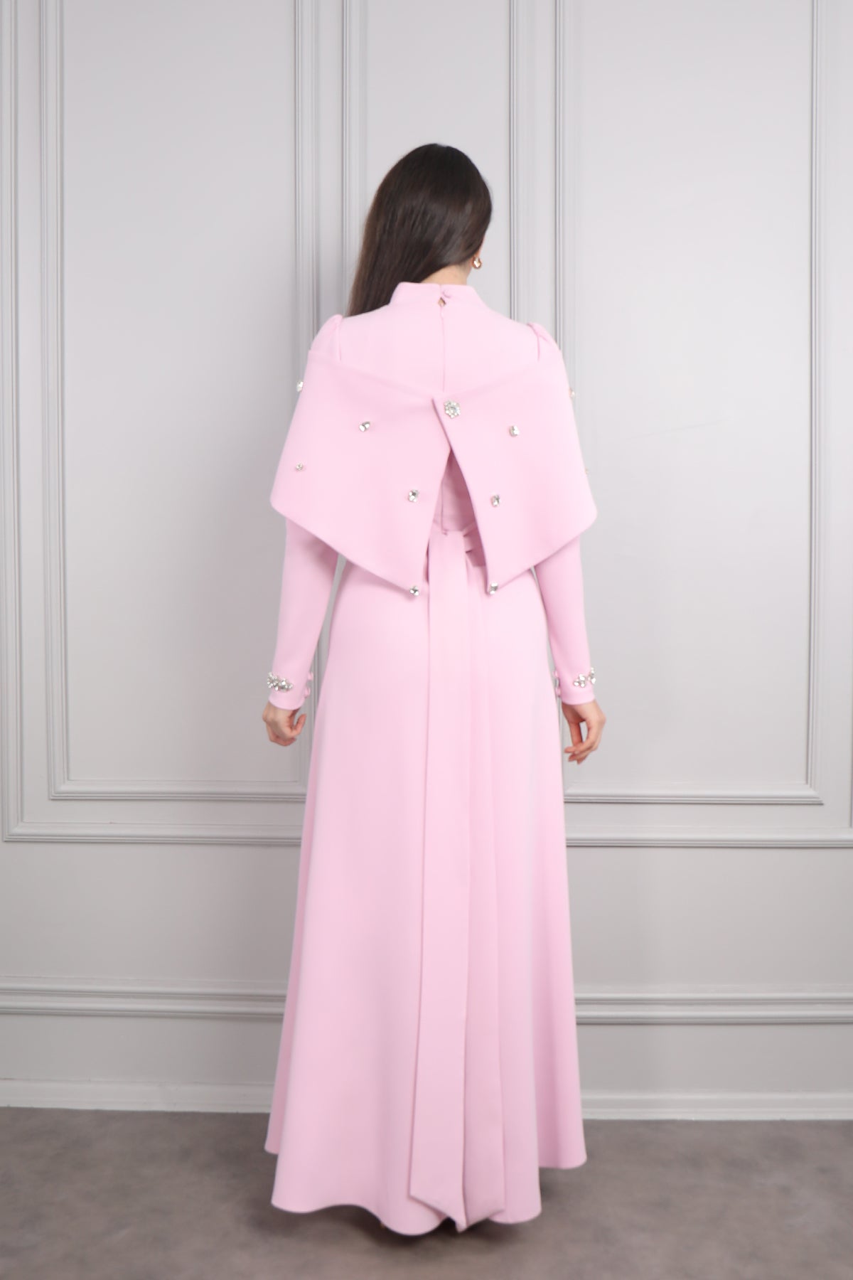 فستان سهرة خناقي للمحجبات بتطريزات كريستالية -وردي