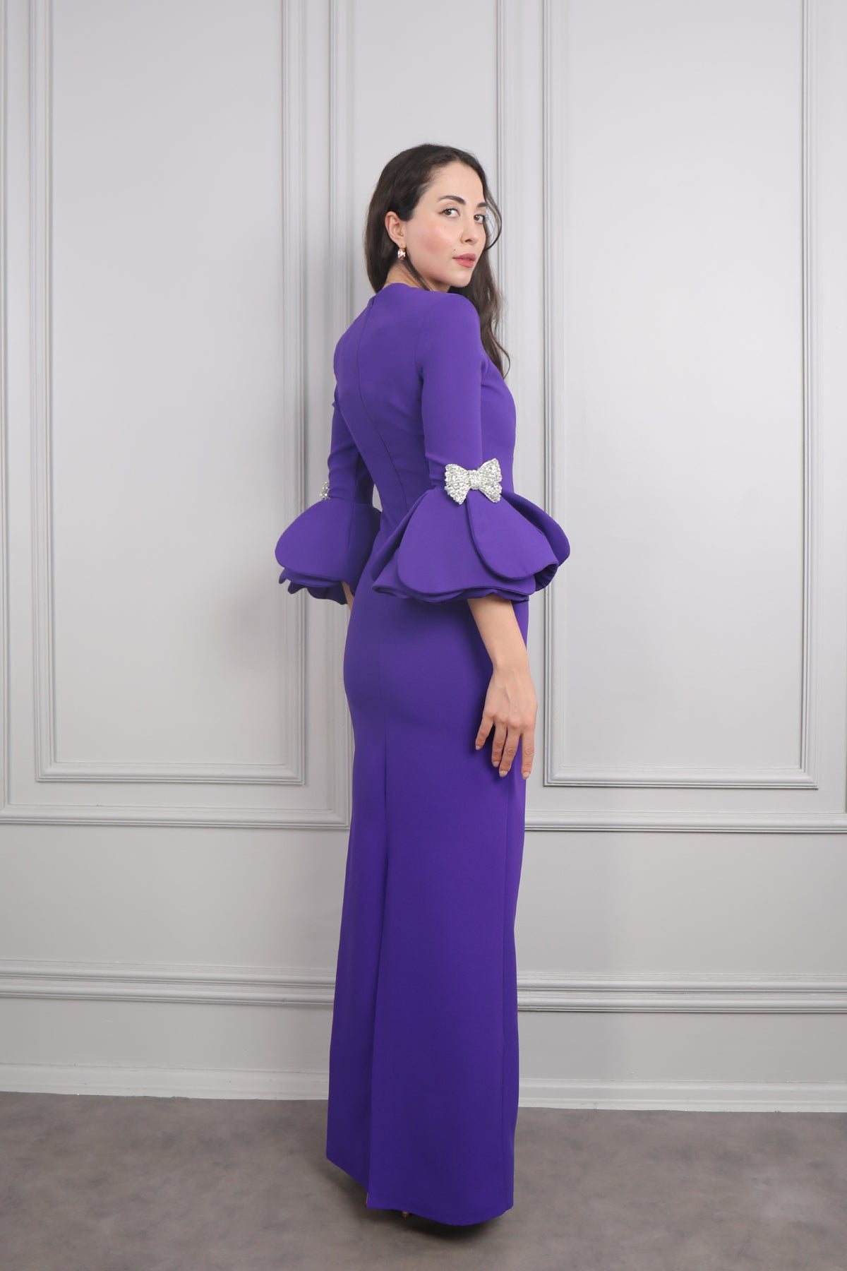 فستان سهرة بياقة مربعة واكمام منتفخة بفيونكة كريستالية -موفي