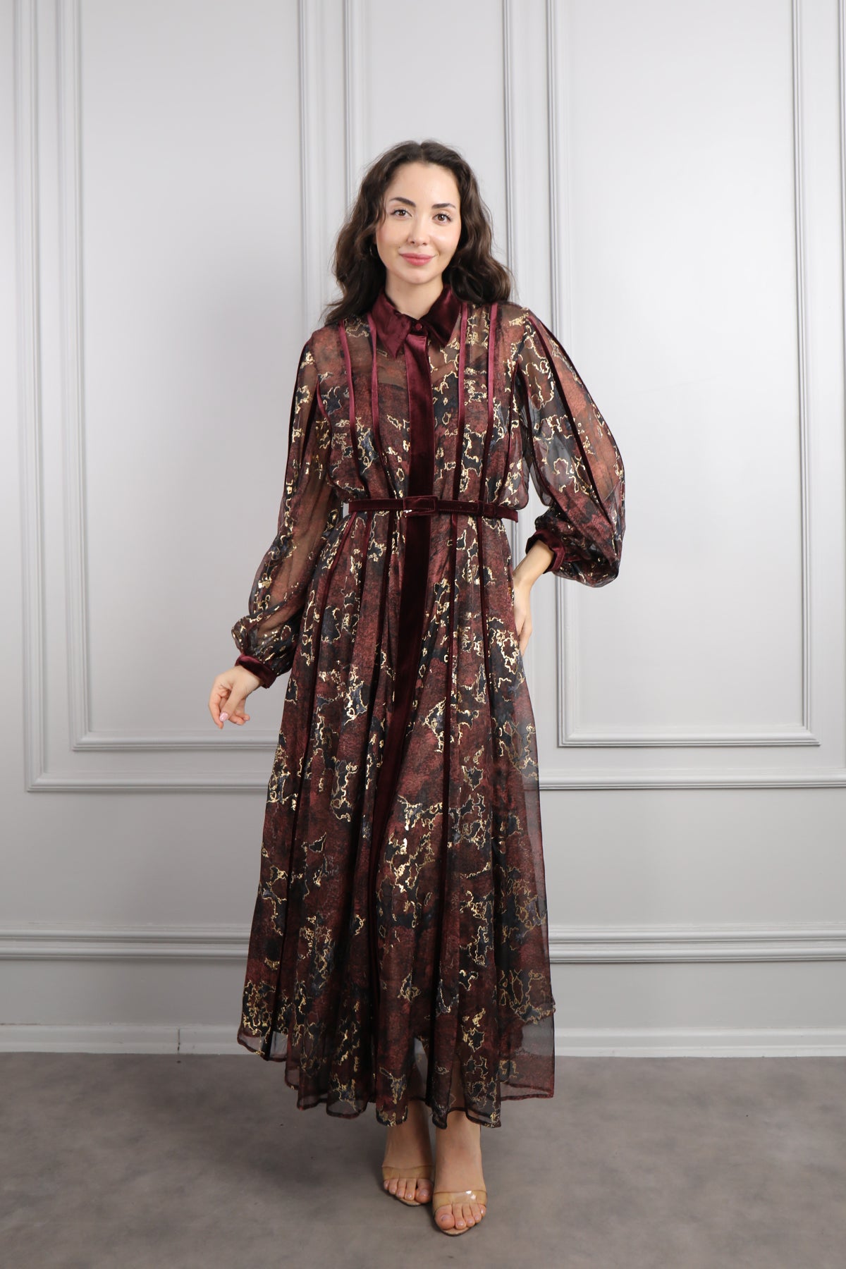 فستان شيفون بزخرفات ذهبية وتفاصيل مخملية مقاس كبير -عودي