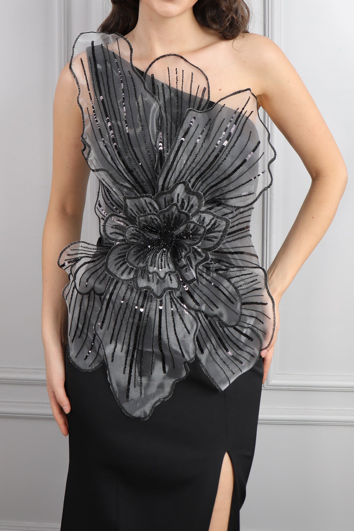 فستان سهرة بكتف واحد بزينة وردة امامية مع فتحة جانبية -اسود