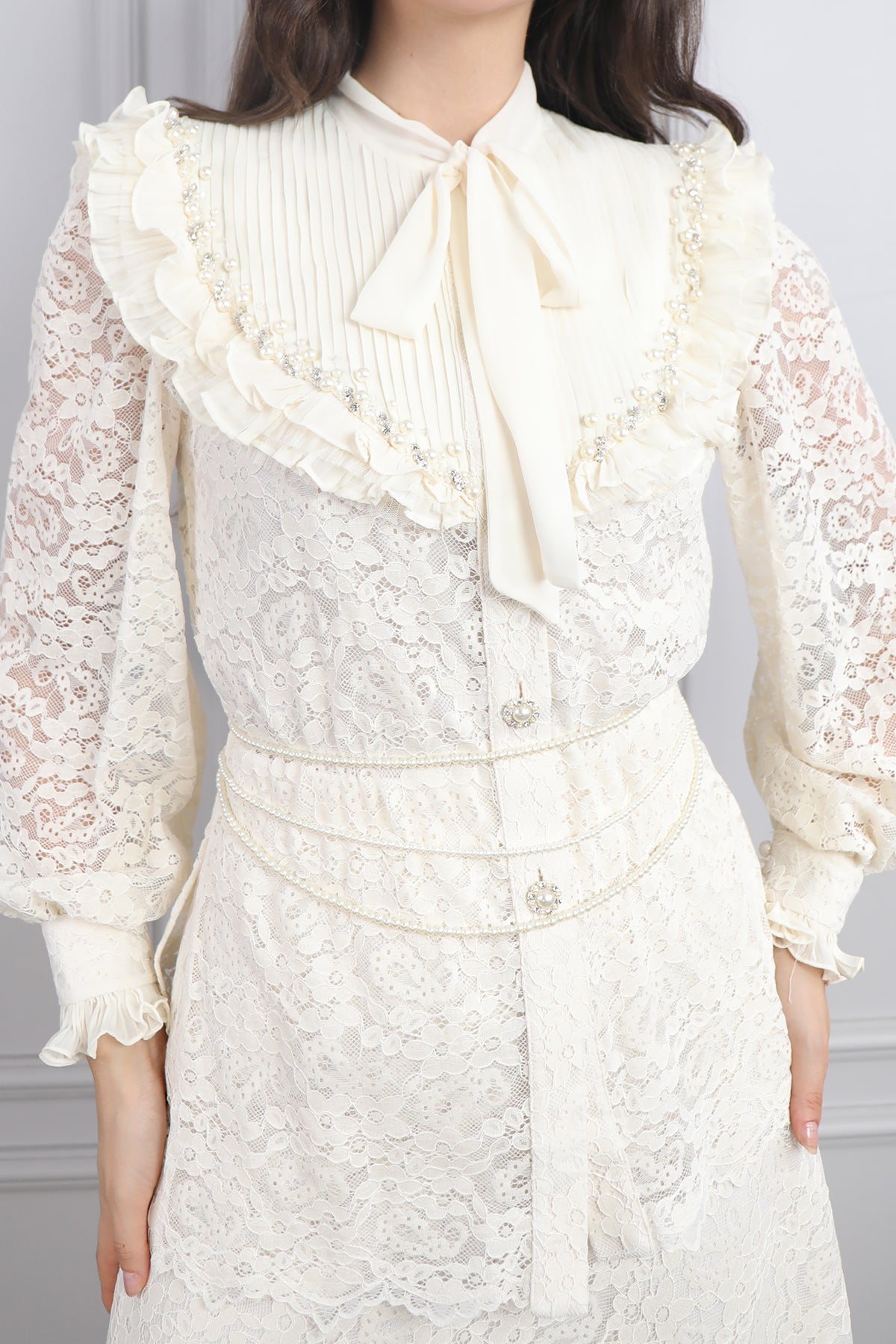 طقم دانتيل تنورة وجاكيت بياقة اطفال وتفاصيل لؤلؤية -سكري