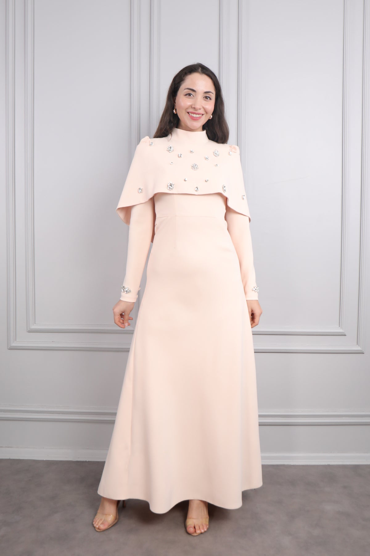 فستان سهرة خناقي للمحجبات بتطريزات كريستالية -مشمشي