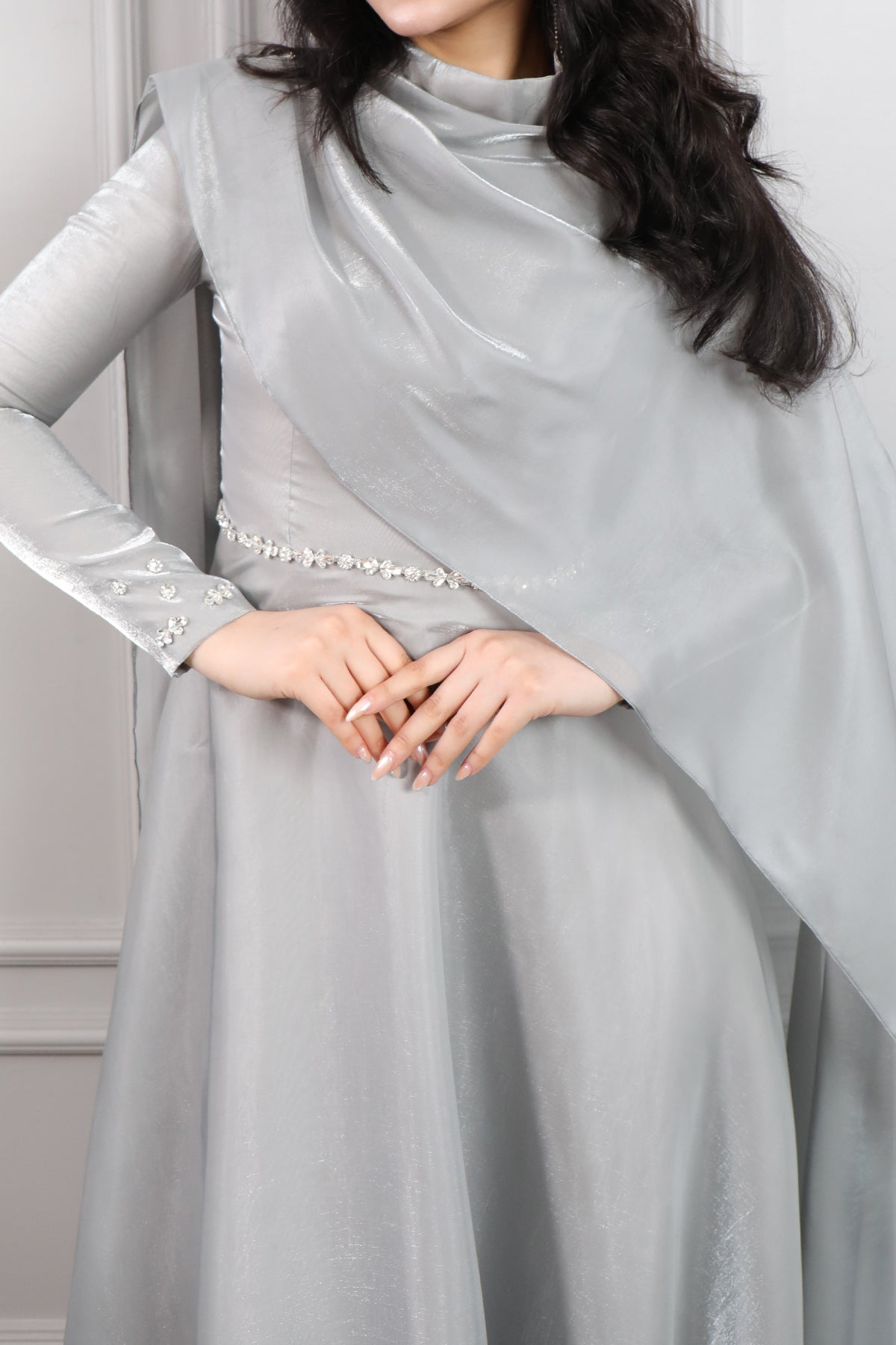 فستان سهرة شيفون للمحجبات بتفاصيل كاب عالاكتاف وزينة كريستالية -اخضر فاتح