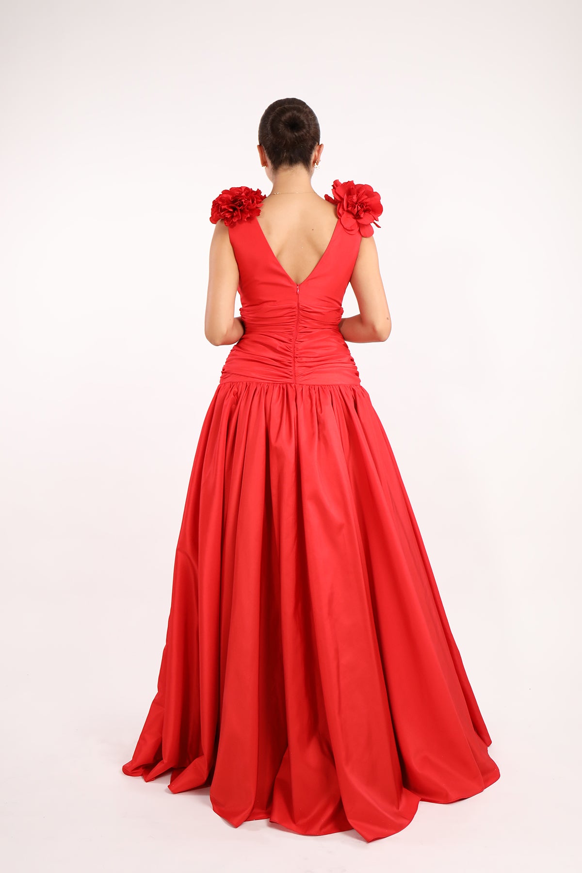 فستان سهرة بتفاصيل زهرة على الكتف وياقة مفتوحة -احمر