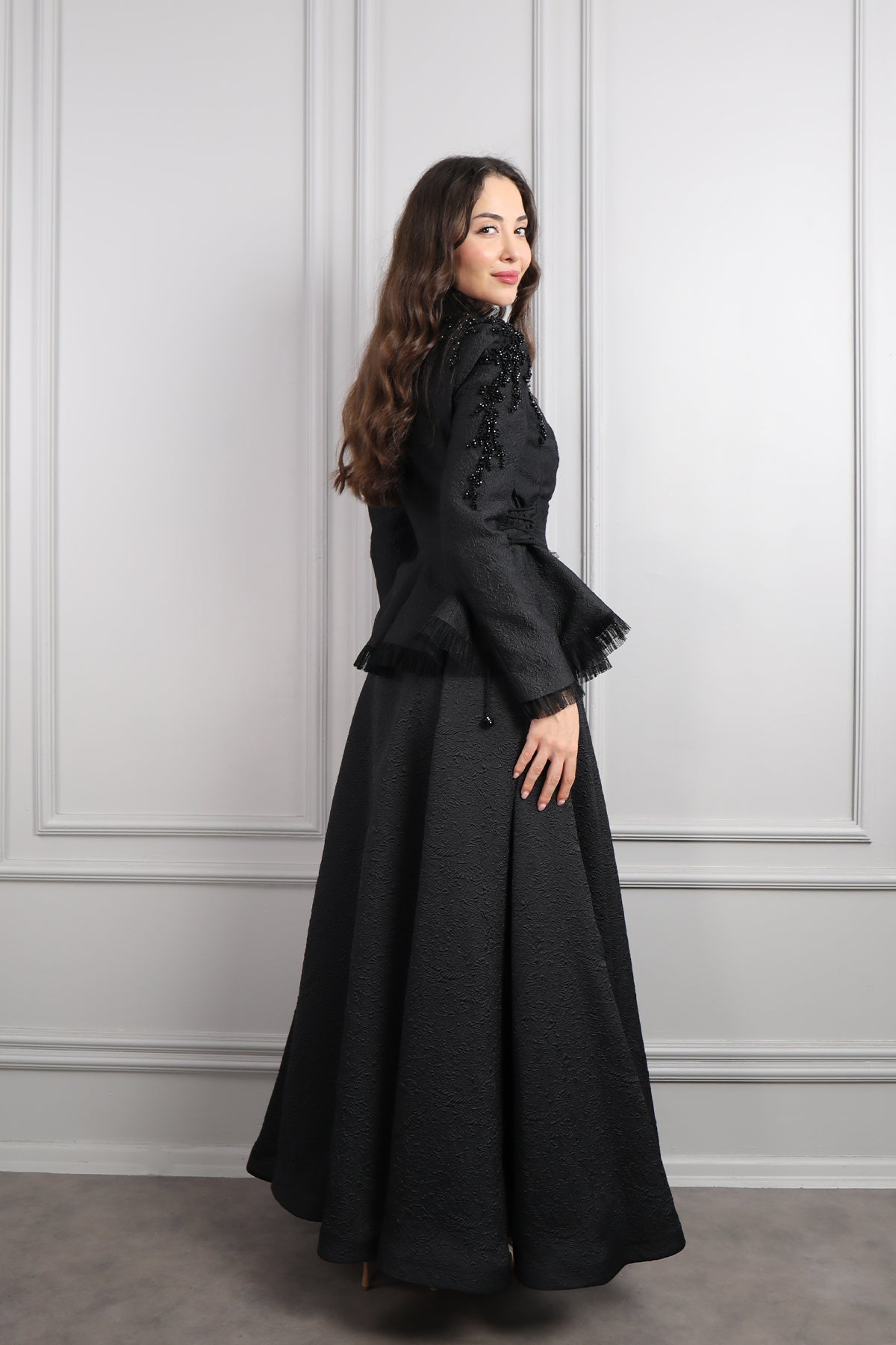 طقم تنورة وجاكست بتفاصيل كشكشة وتطريزات خرزية مع اكسسوار شنطة -اسود