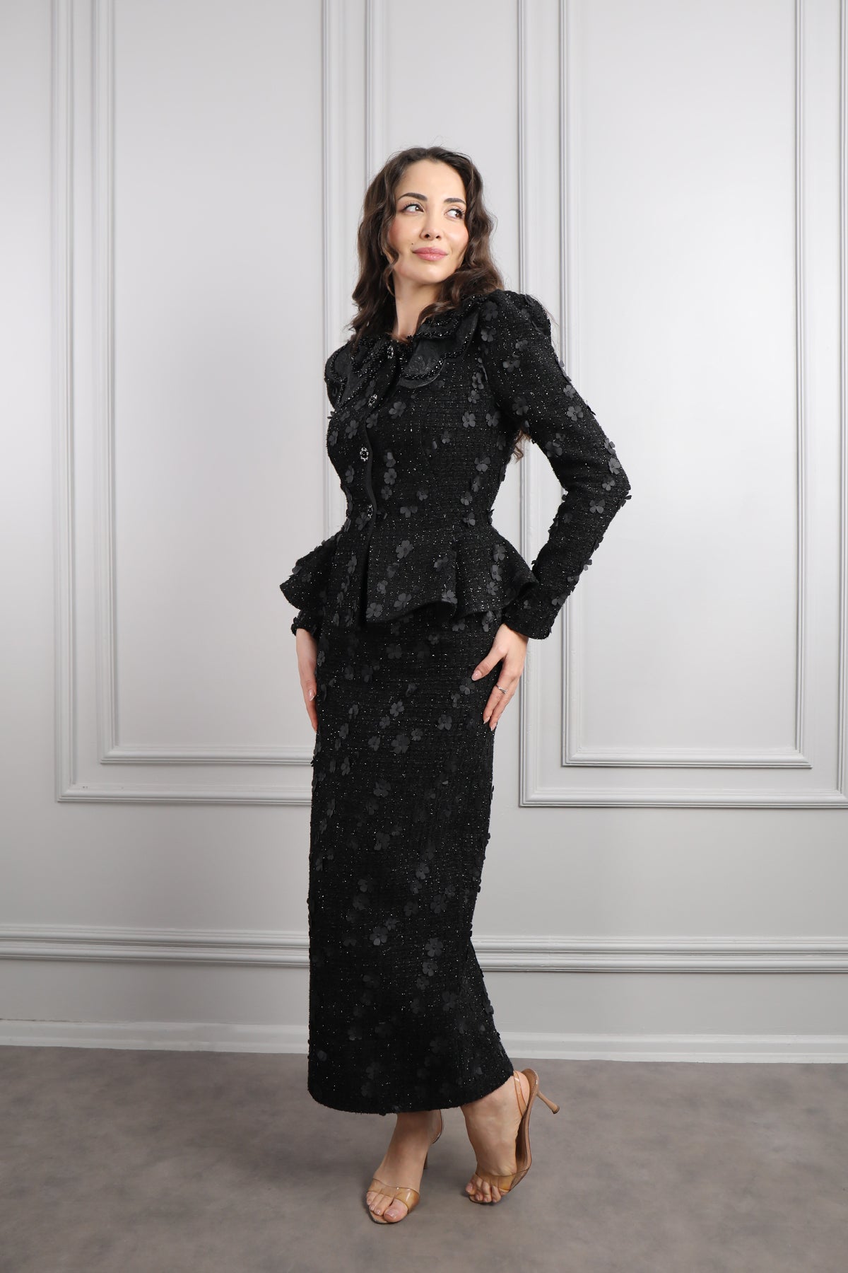 طقم تنورة وجاكيت بتطريزات ورود -اسود