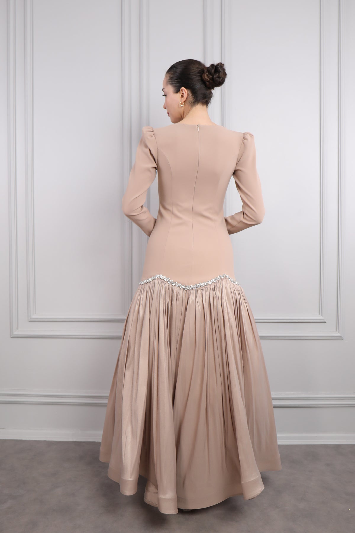 فستان سهرة بياقة مربعة وتطريزات كريستالية بتنورة منتفخة -بني
