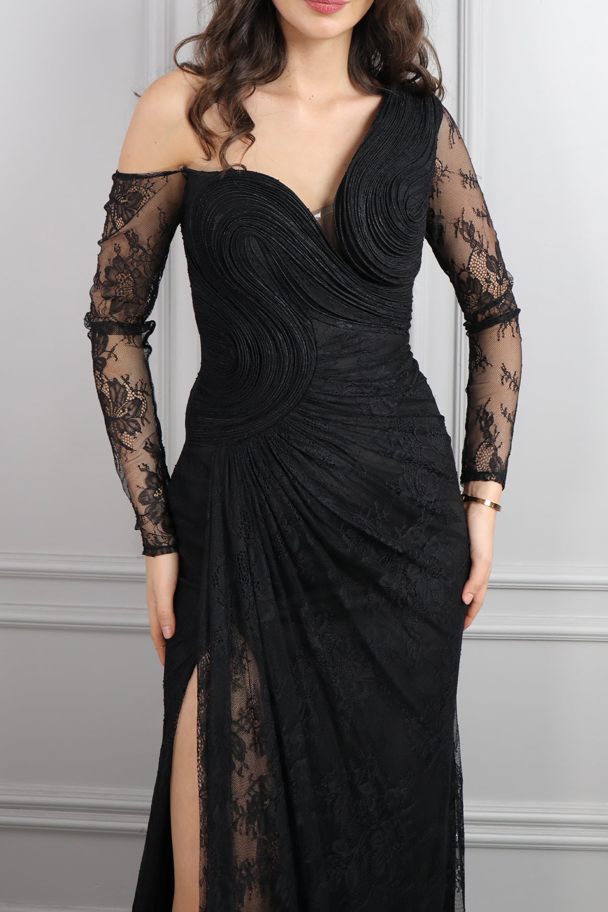 فستان سهرة دانتيل بياقة مائلة واكمام شفافة -اسود