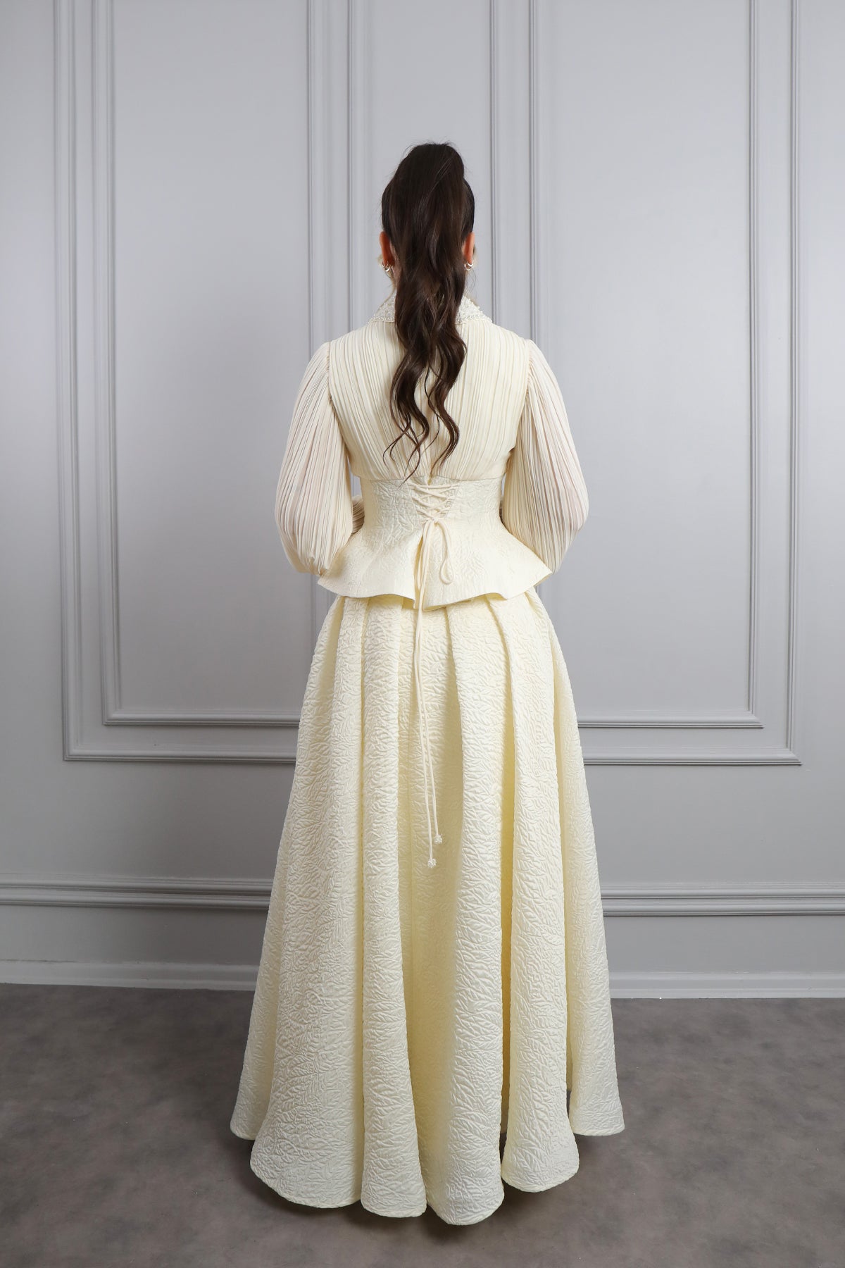 طقم تنورة وبلوزة مطرزة بالخرز في الياقة بمظهر كورسيه -سكري