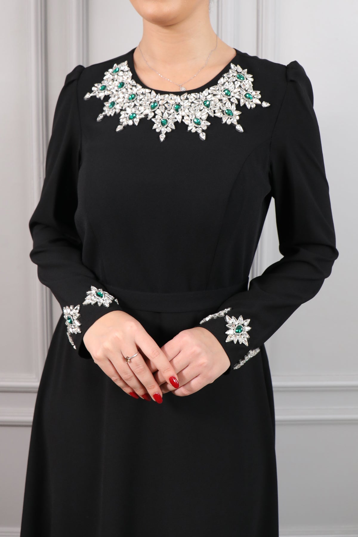 فستان سهرة حجاب مع حزام على الخصر وتفاصيل كريستال في الياقة والاكمام مقاس كبير -اسود