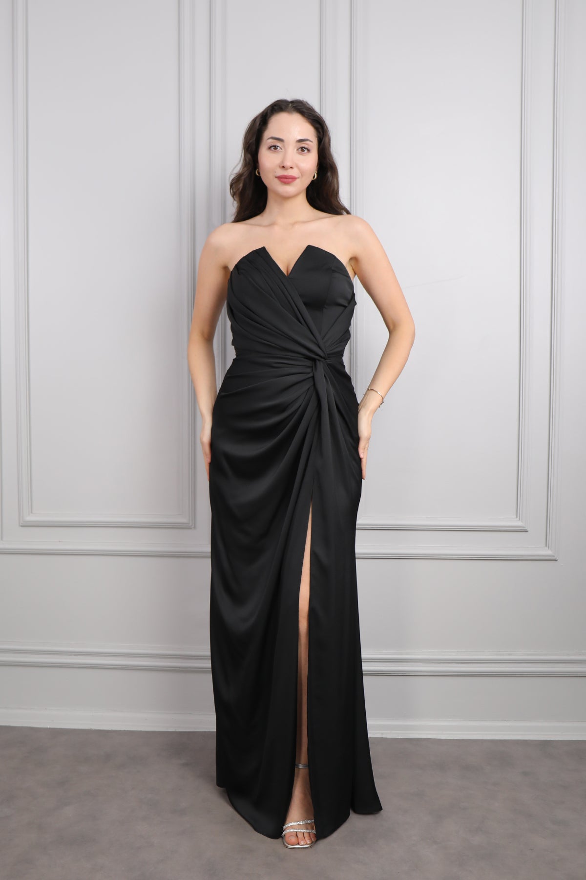 فستان سهرة ساتان سترابلس بربطة عالخصر وفتحة جانبية -اسود