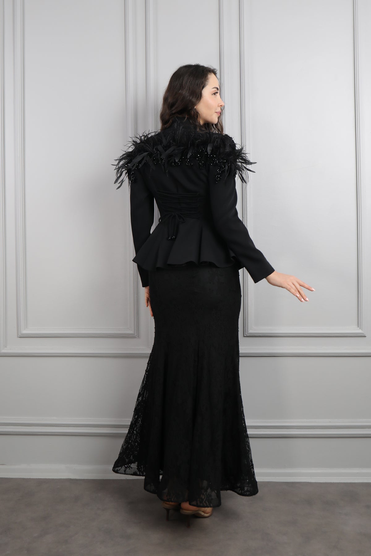 طقم تنورة دانتيل وجاكيت مزين بالريش والخرز -اسود