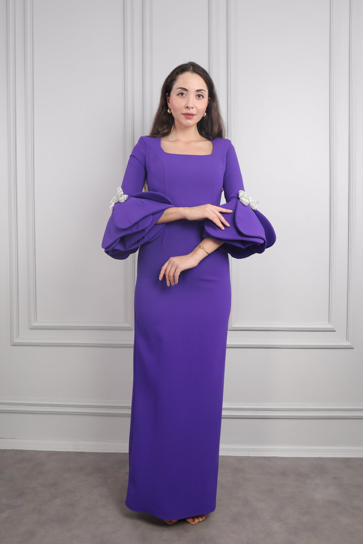 فستان سهرة بياقة مربعة واكمام منتفخة بفيونكة كريستالية -موفي