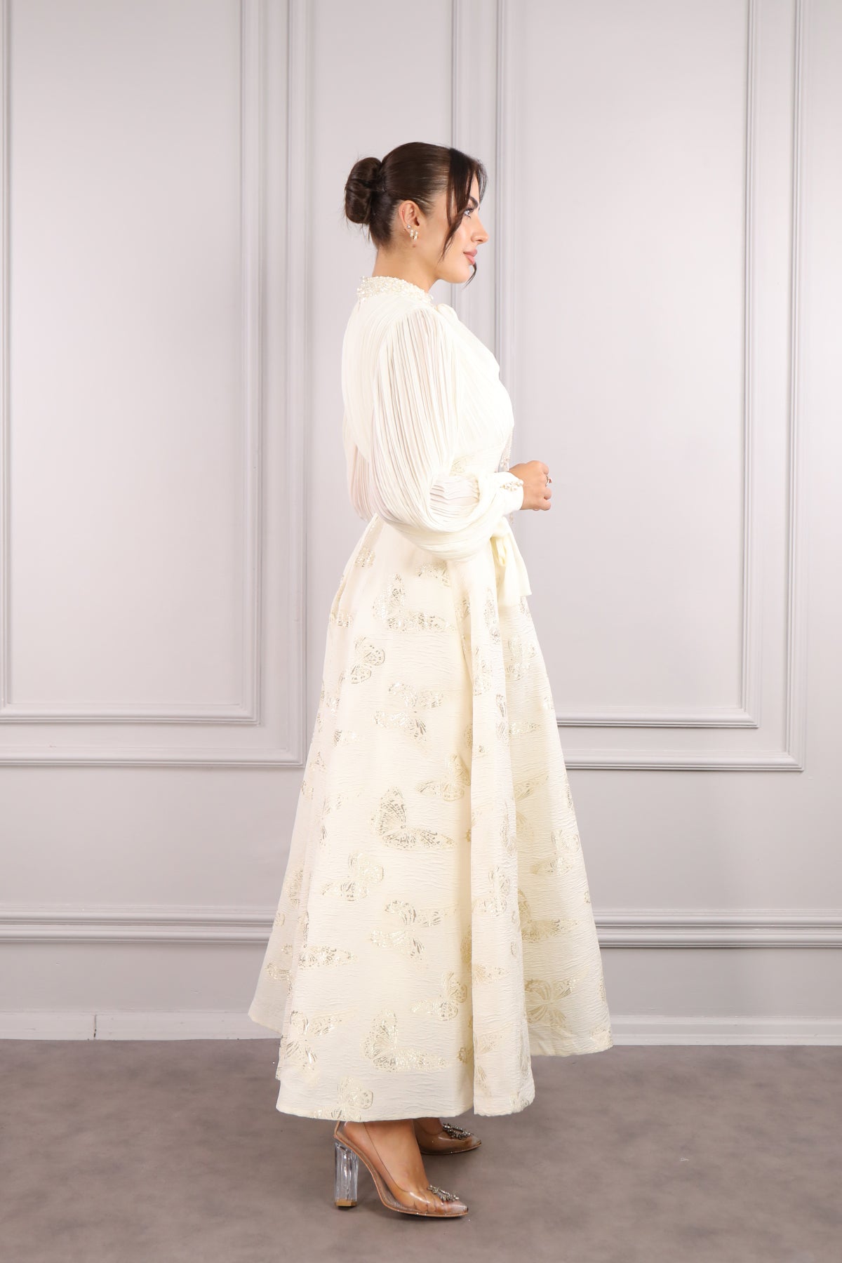 فستان ميدي مزين بتطريز لامع بأكمام واسعة وياقة مربوطة حول العنق -سكري