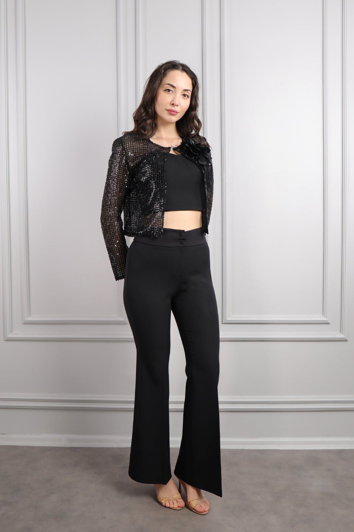 طقم ثلاثة قطع بتفاصيل لامعة وزينة وردة -اسود