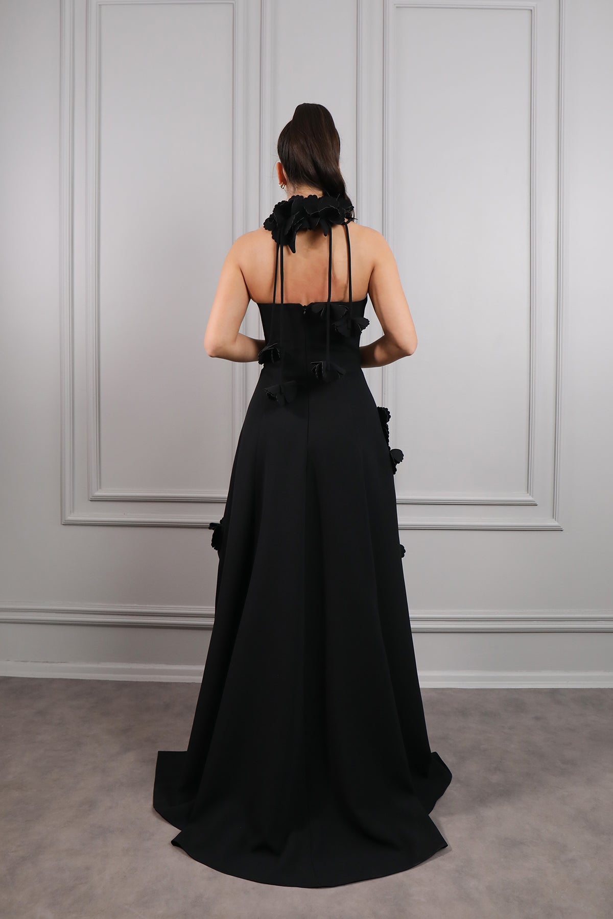 فستان سهرة سترابلس مزين بالورود بتنورة مكسرة -اسود