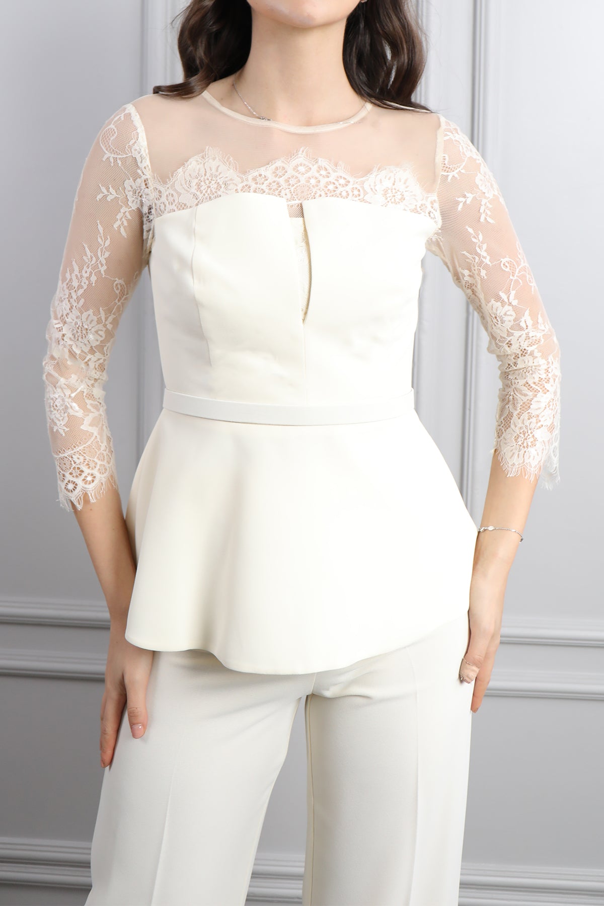 طقم بنطال وبلوزة باكمام شفافة وتفاصيل دانتيل -سكري