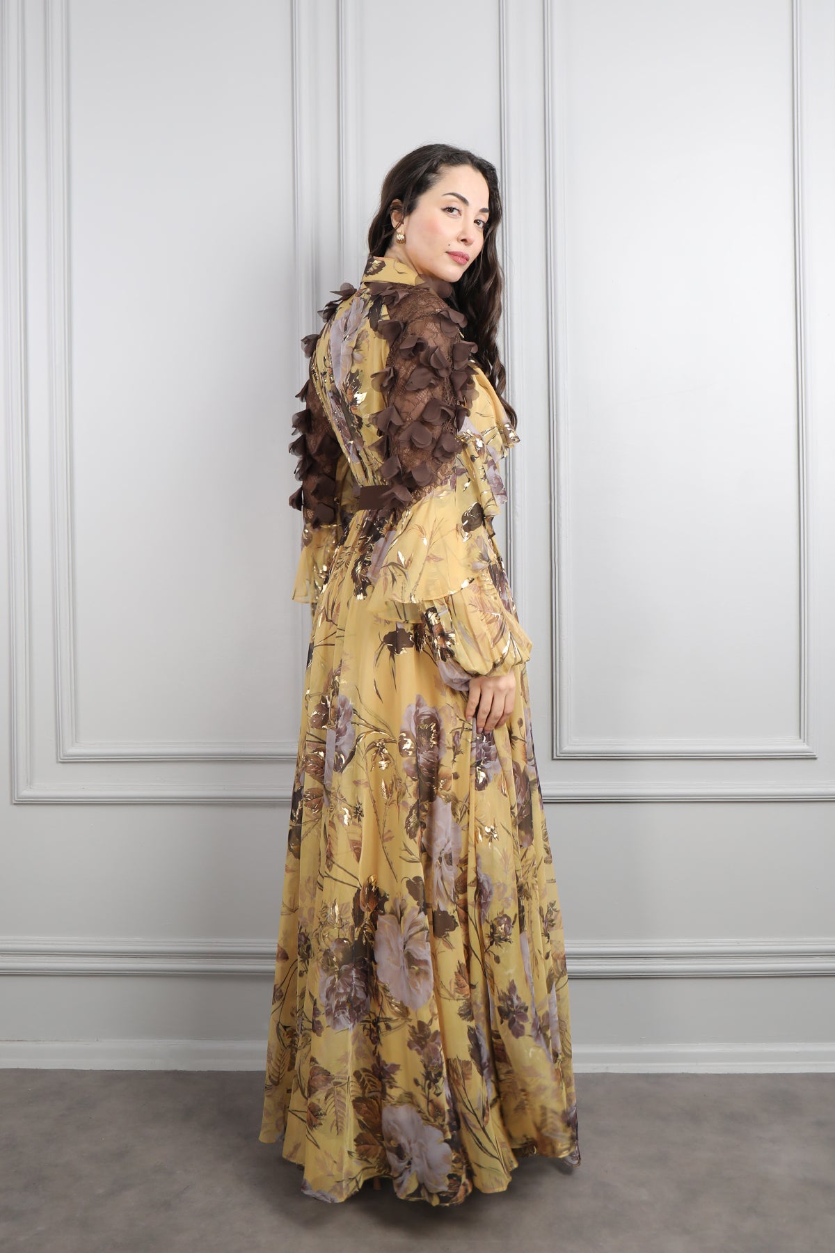 فستان شيفون بتفاصيل كشكشة ونقشات ورود مقاس كبير -اصفر