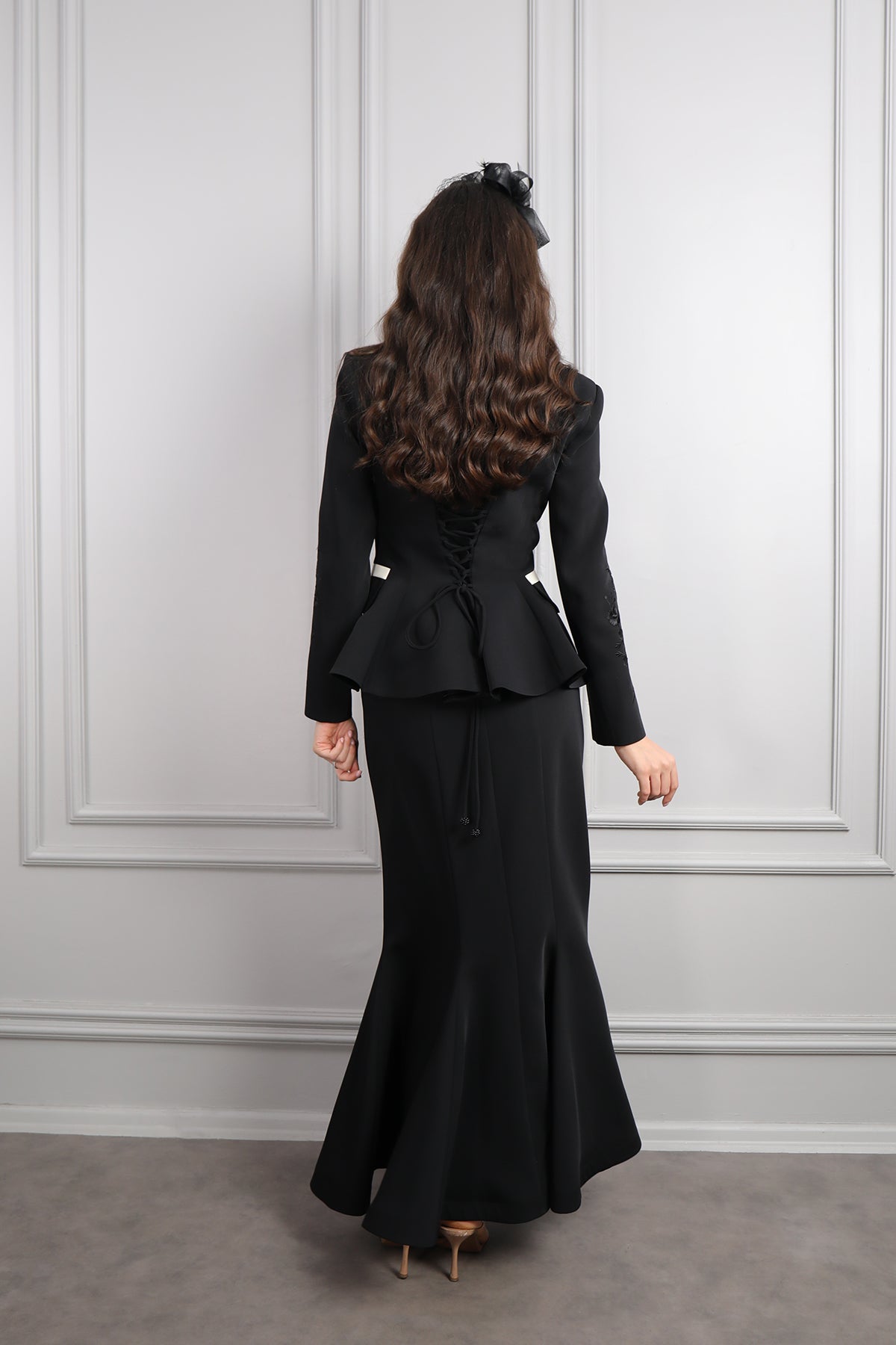 طقم تنورة وجاكيت بتطريزات ورود مع اكسسوار للشعر -اسود