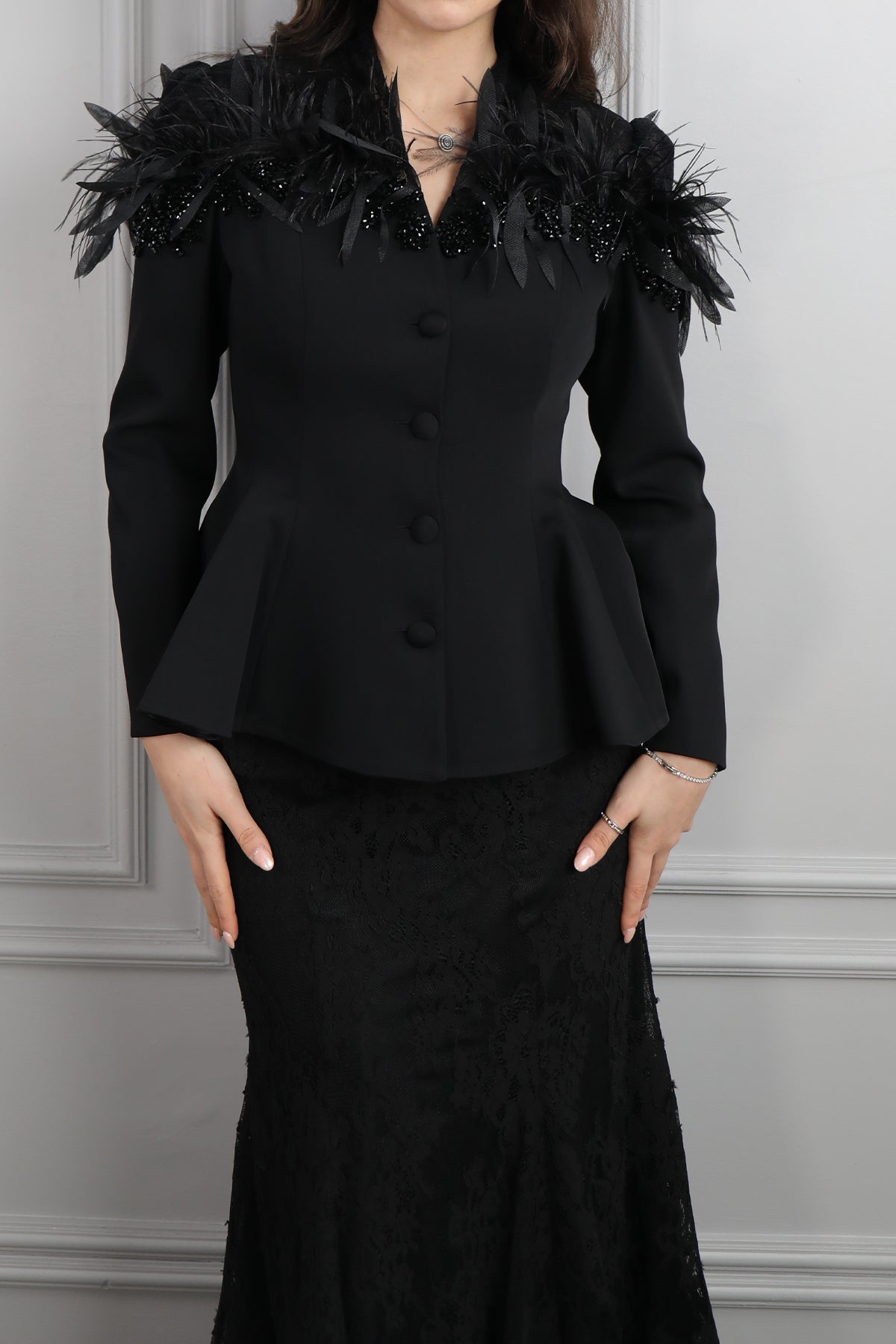 طقم تنورة دانتيل وجاكيت مزين بالريش والخرز -اسود