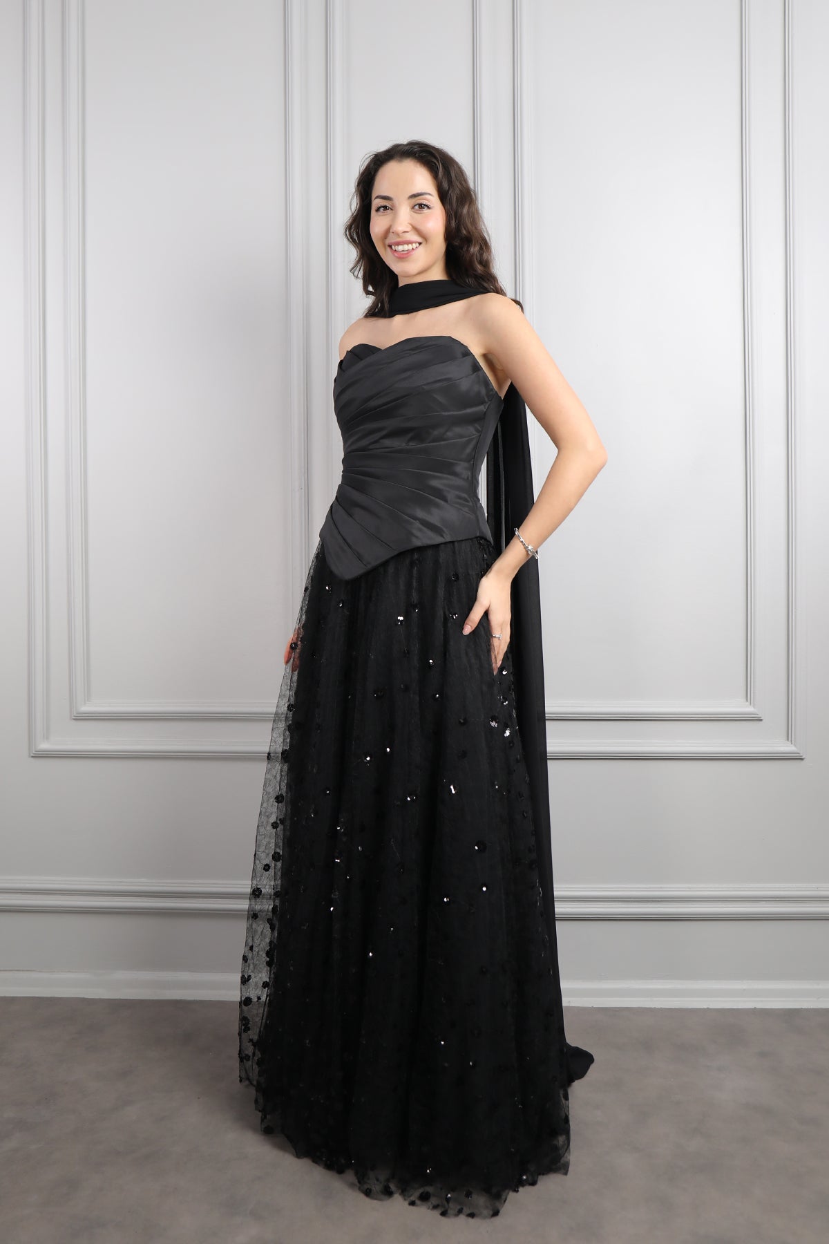 فستان سهرة سترابلس بتنورة تول وشال طويل -اسود