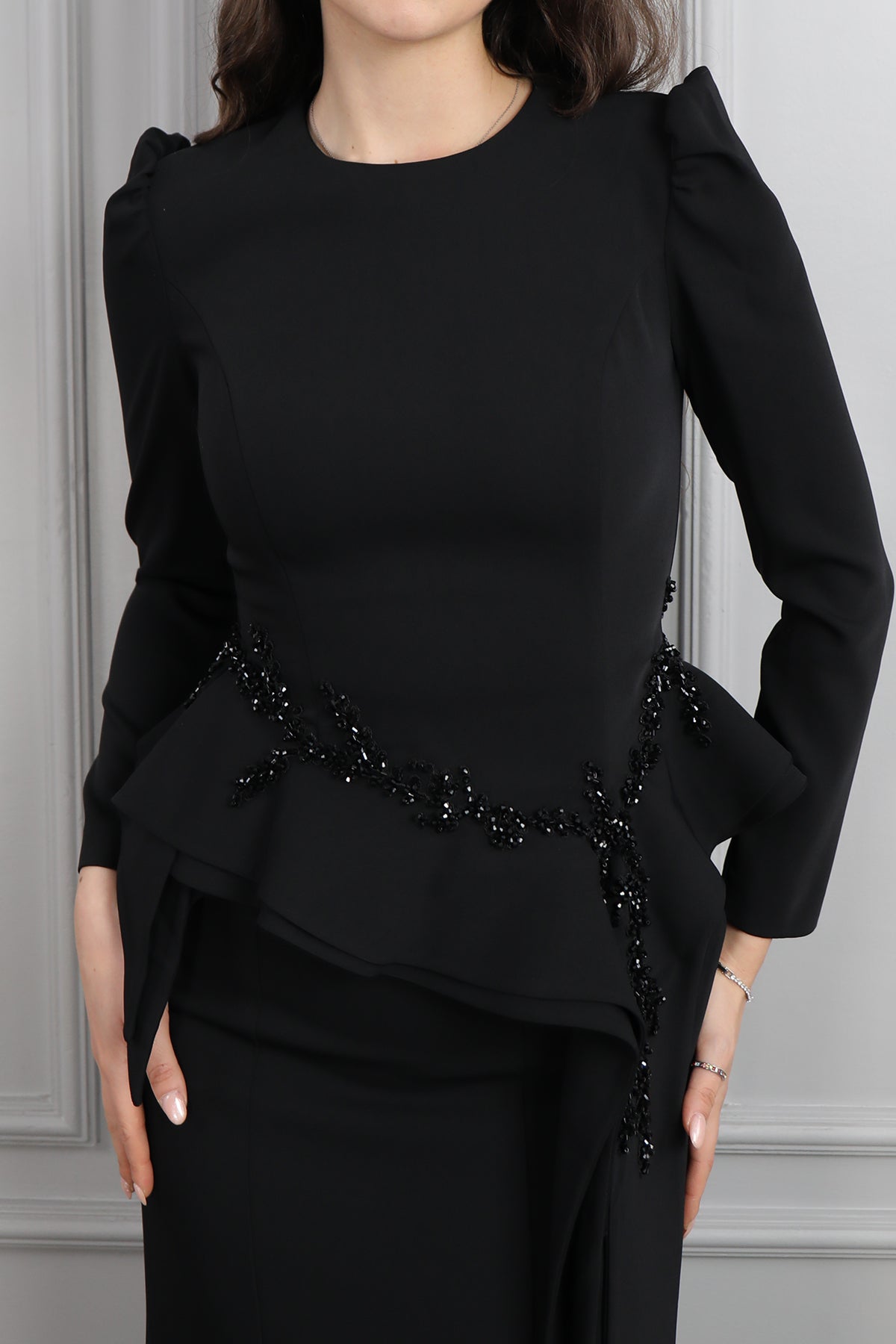 طقم تنورة وتوب مزين بالخرز بتفصيل ذيل من الخصر -اسود