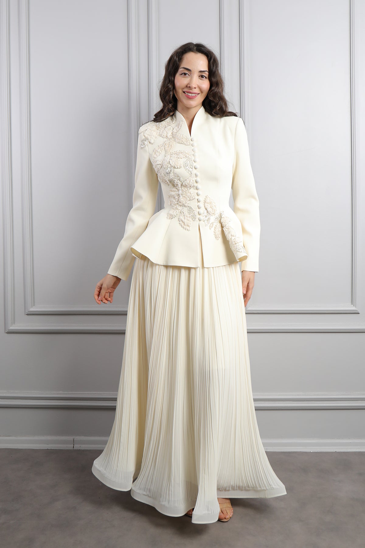 طقم تنورة بتكسيرات وجاكيت مزين بتطريزات خرزية ورود -سكري