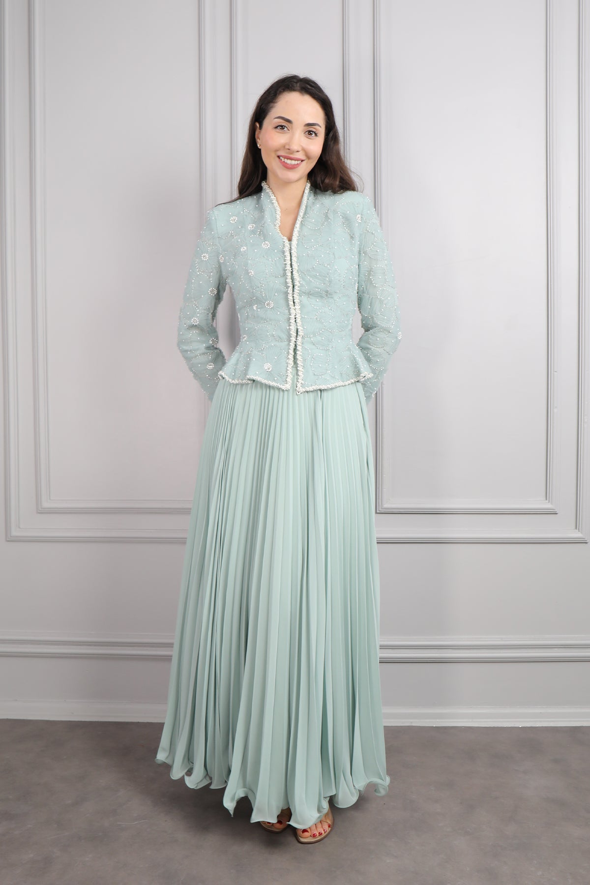 طقم تنورة بتكسيرات وجاكيت مطرز بالخرز واللؤلؤ -نعناعي