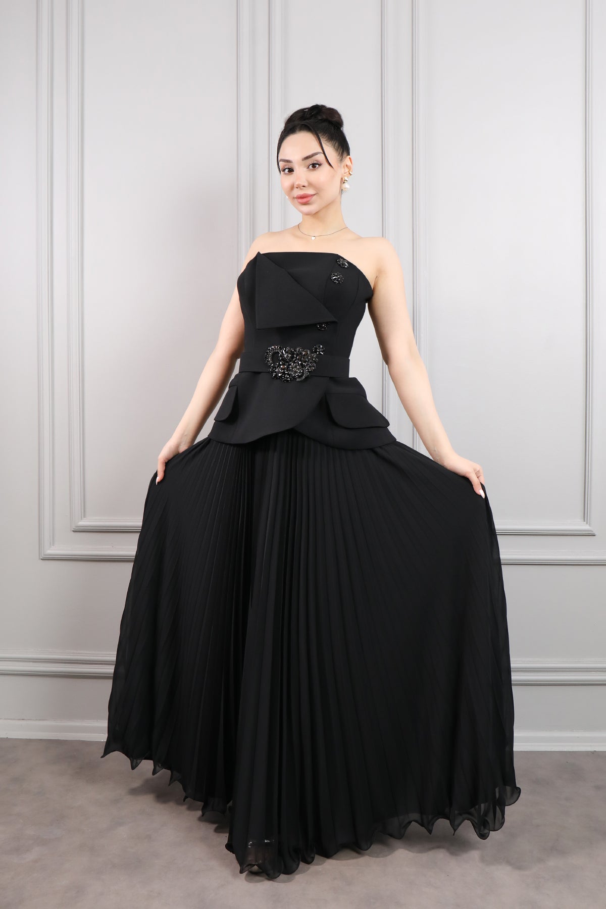 فستان سهرة سترابلس بحزام مطرز بالكريستالات وتنورة مكسرة -اسود